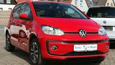 Ein roter VW up! steht auf einem Parkplatz