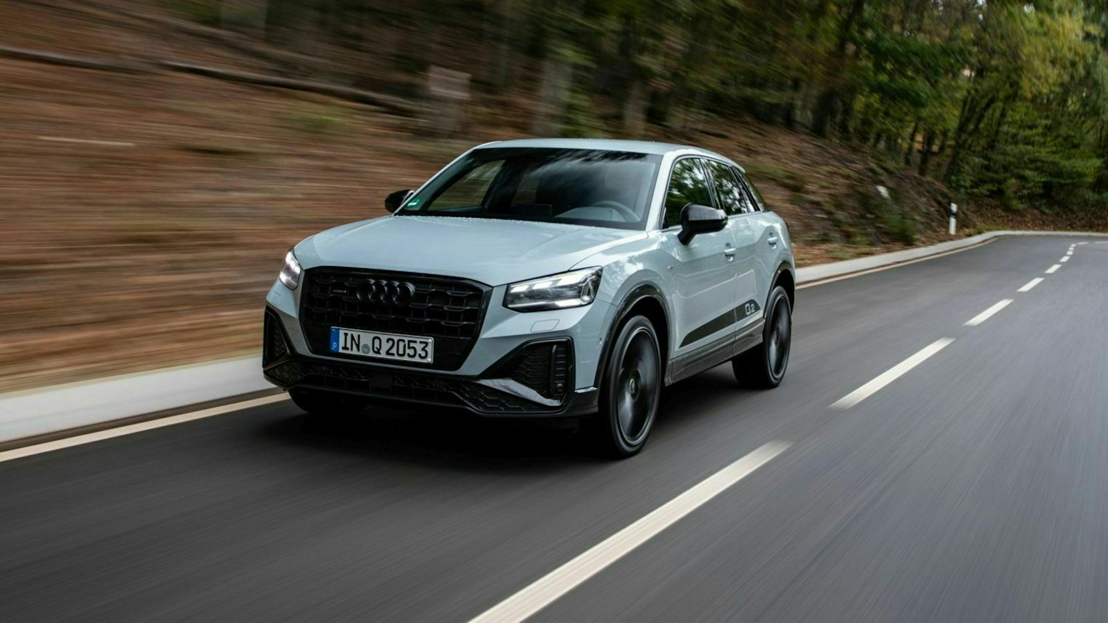 Zu sehen ist der geliftete Audi Q2 von vorne, fahrend