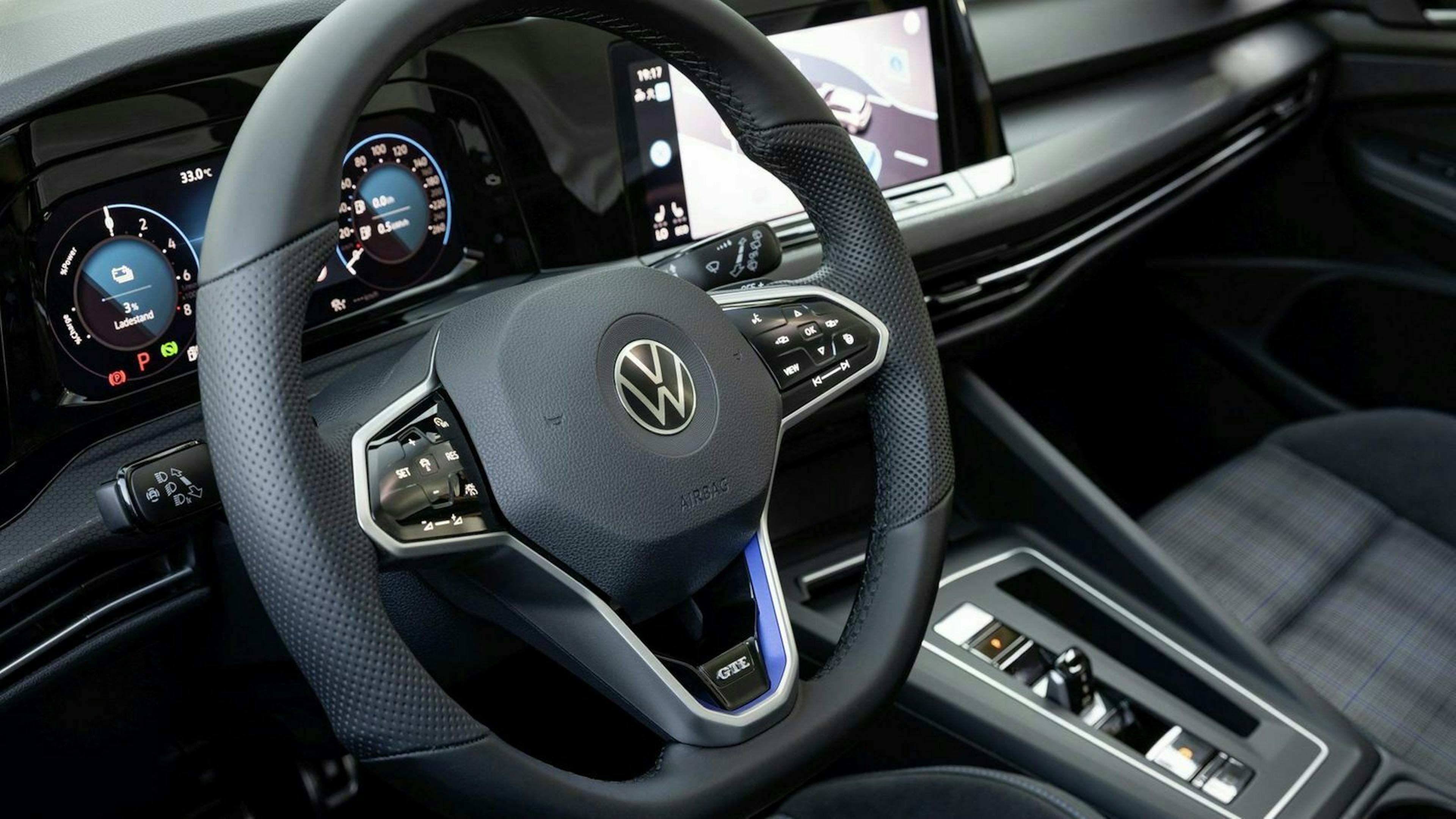 Golf 8 GTE mit sicht auf Fahrersitz und Fokus auf Lenkrad