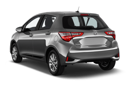 Silberner Kleinwagen, Rückansicht. Fünf Türen, moderne Rücklichter und elegantes Design. Ideal für die Stadt.