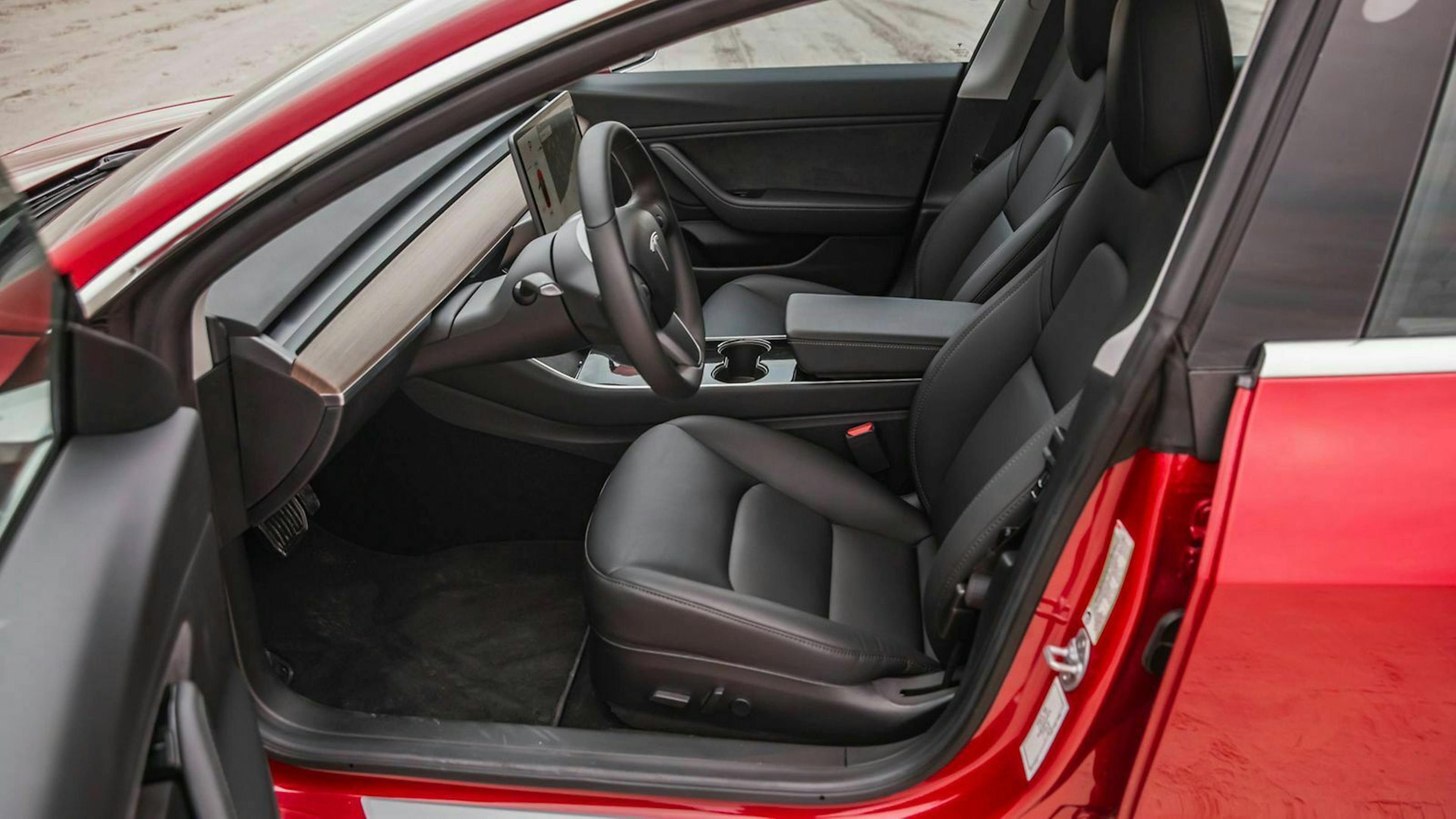 Im Innenraum wurde überwiegend Kunststoff verwedet. Hartplastik findet man kaum