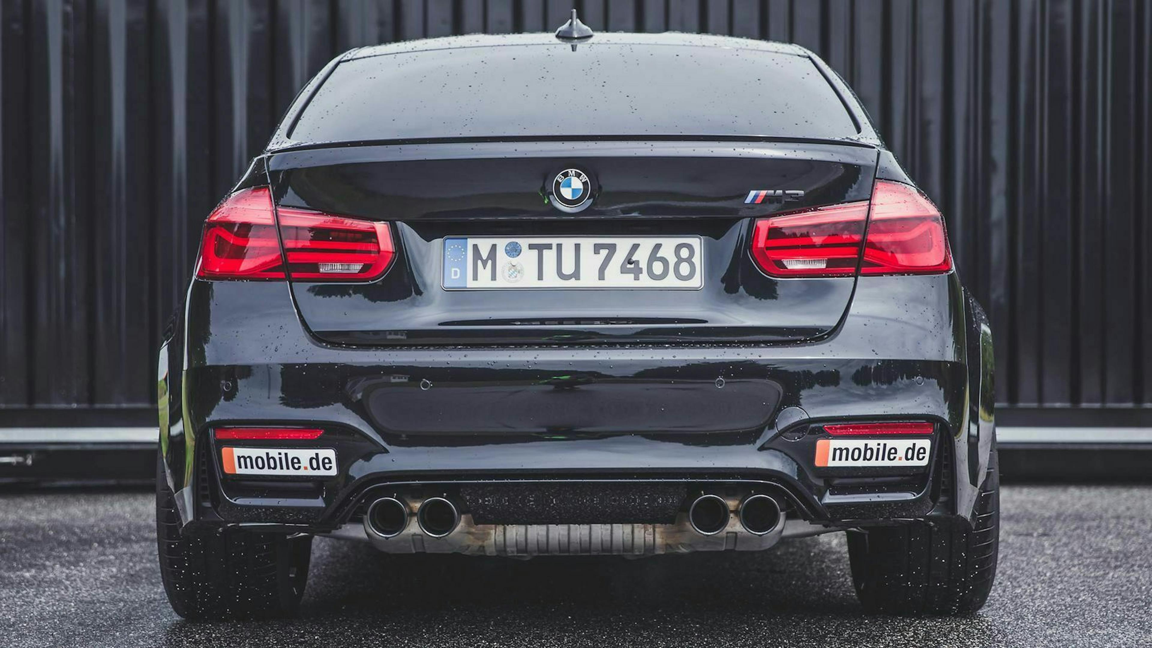 Schwarzer BMW M3 Heckansicht