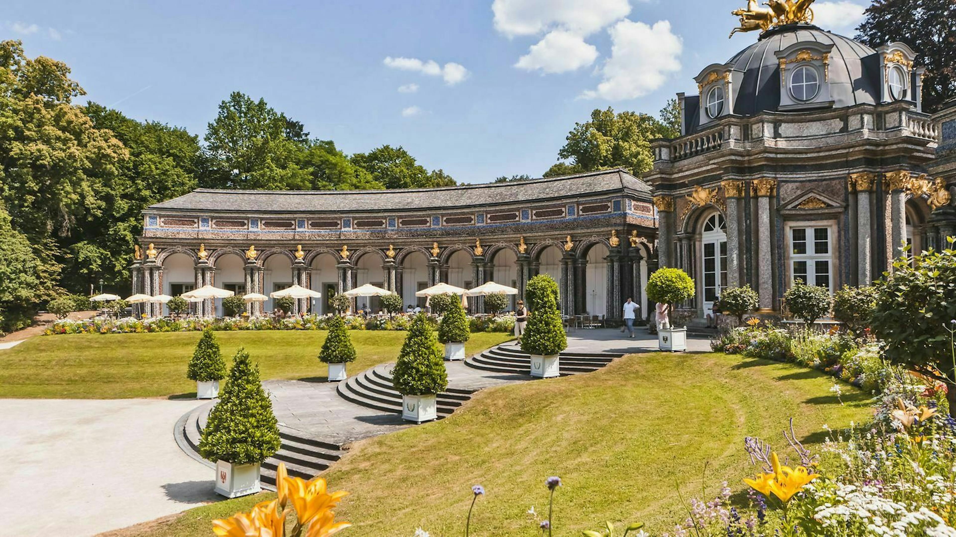 In Bayreuth kannst Du einen Abstecher zum alten Schloss Eremitage machen.