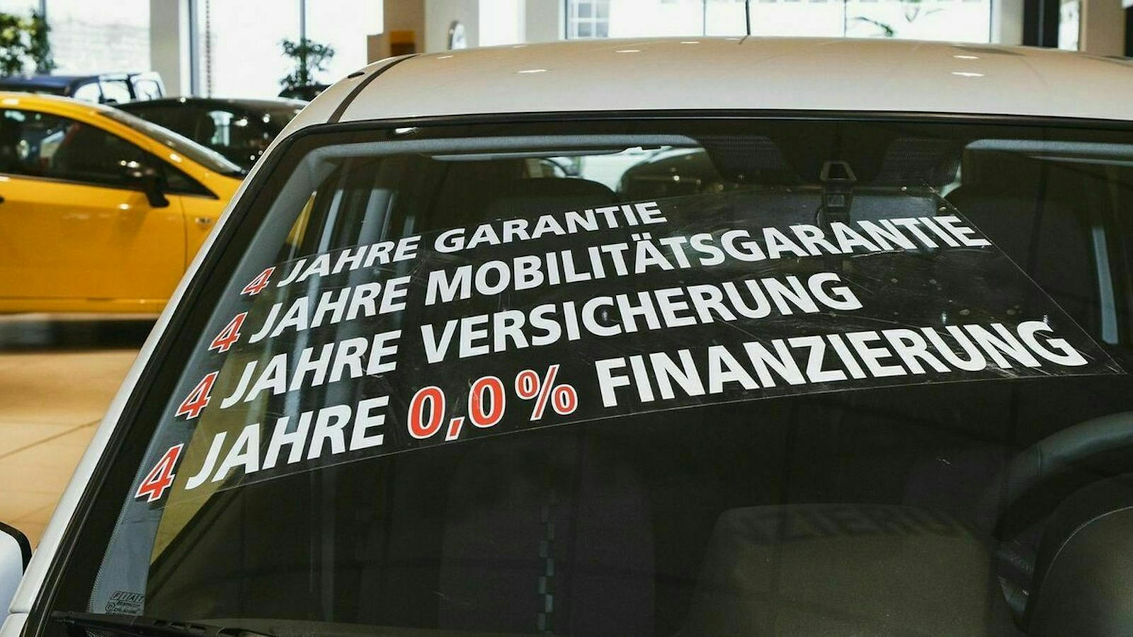 Zu sehen ist ein Auto mit Fanzierungs-Aufklebern