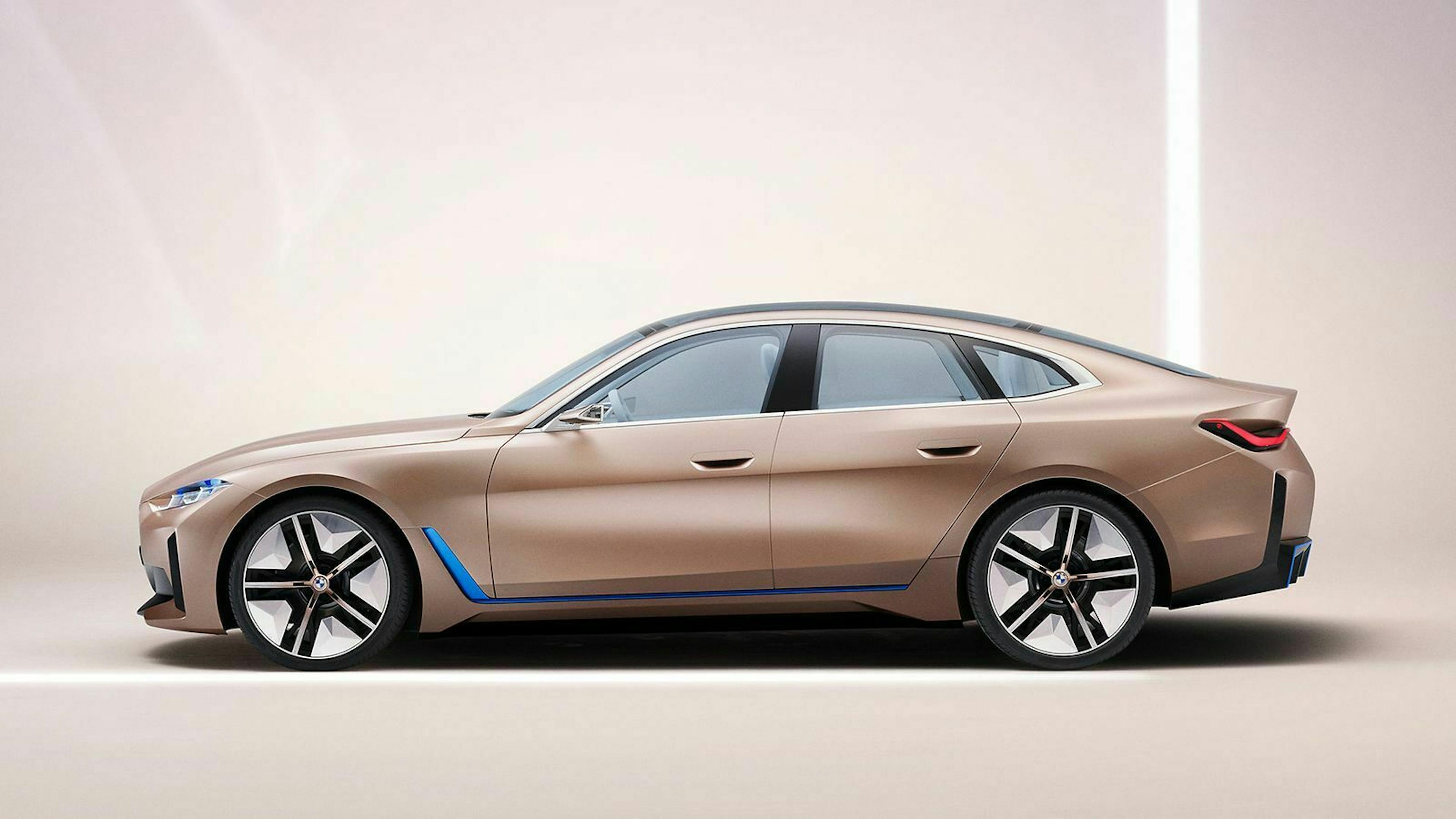 Zu sehen ist der BMW Concept i4 in seitlicher Position