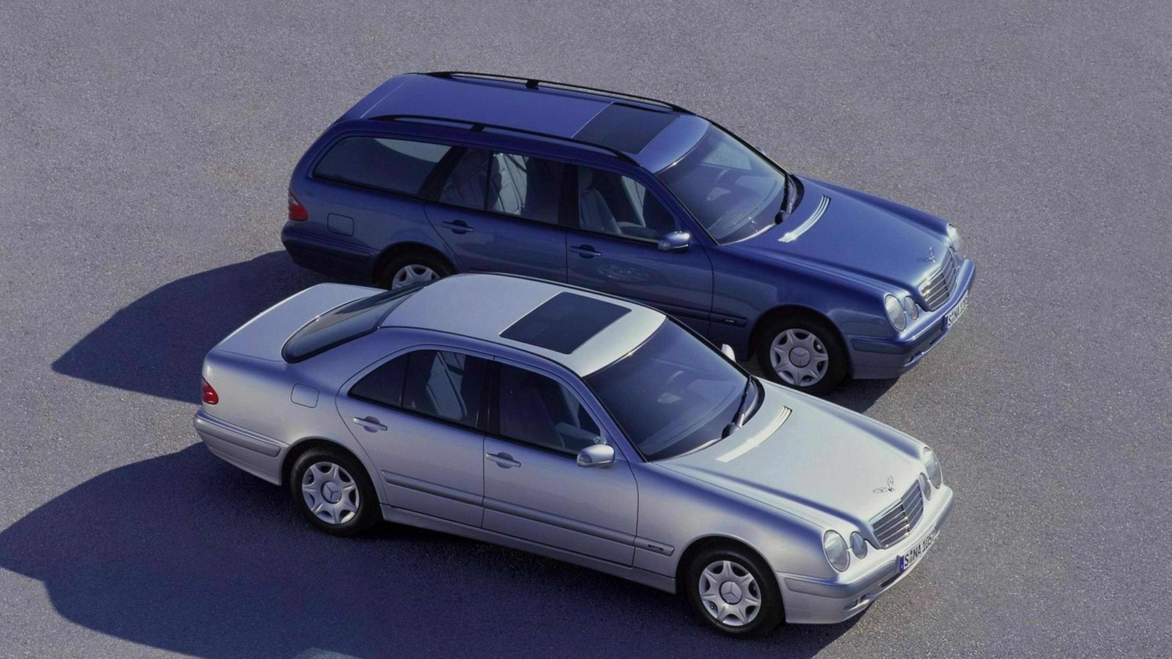 Mercedes E-Klasse Limousine und Kombi nebeneinander stehend