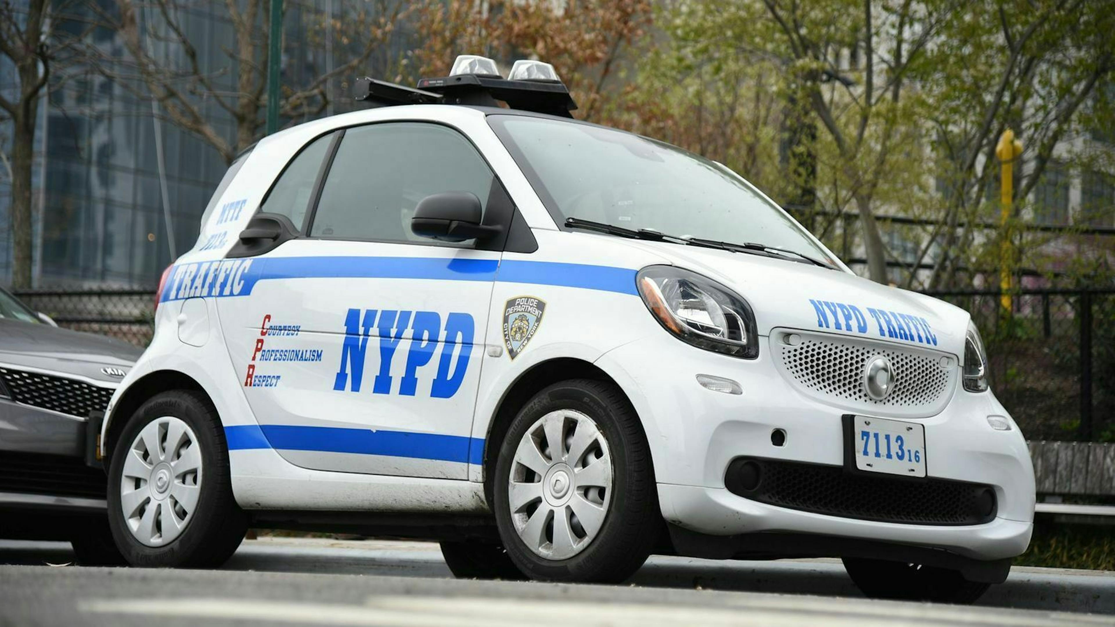 NYPD Smart Fortwo am Straßenrand stehend