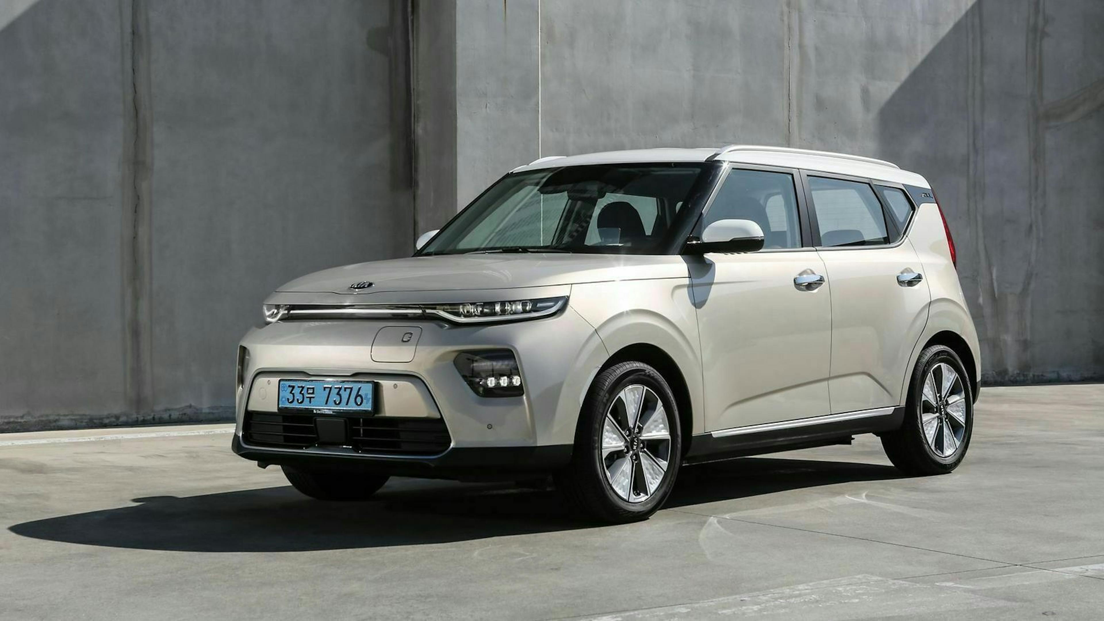 Der Kia e-Soul in der Ansicht von vorne-rechts, stehend