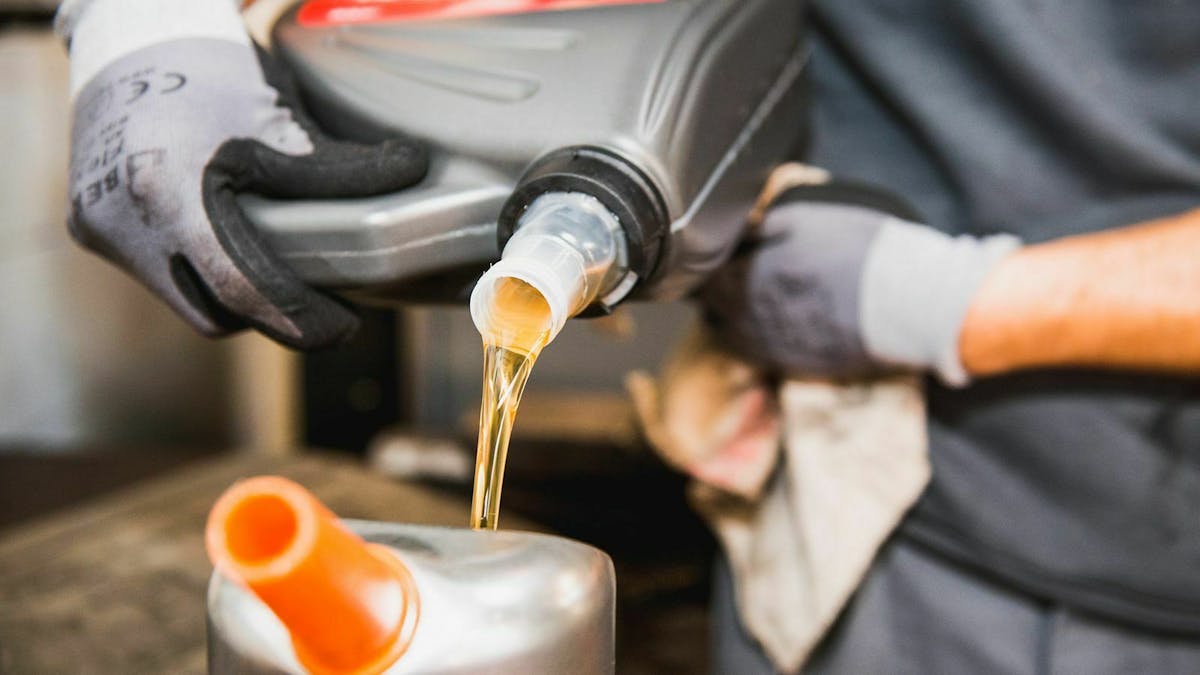 Nach dem Ölwechsel und einer Probefahrt solltest Du den Ölstand kontrollieren.