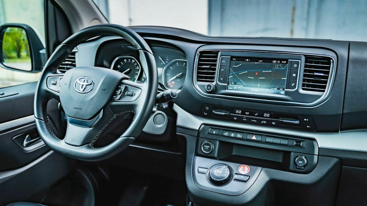 Zu sehen ist das Cockpit des Toyota ProAce Verso