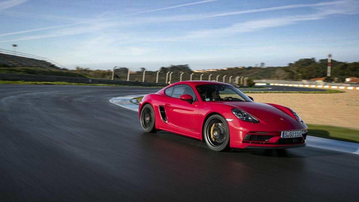Zu sehen ist der Porsche 718 GTS 4.0 Cayman, fahrend