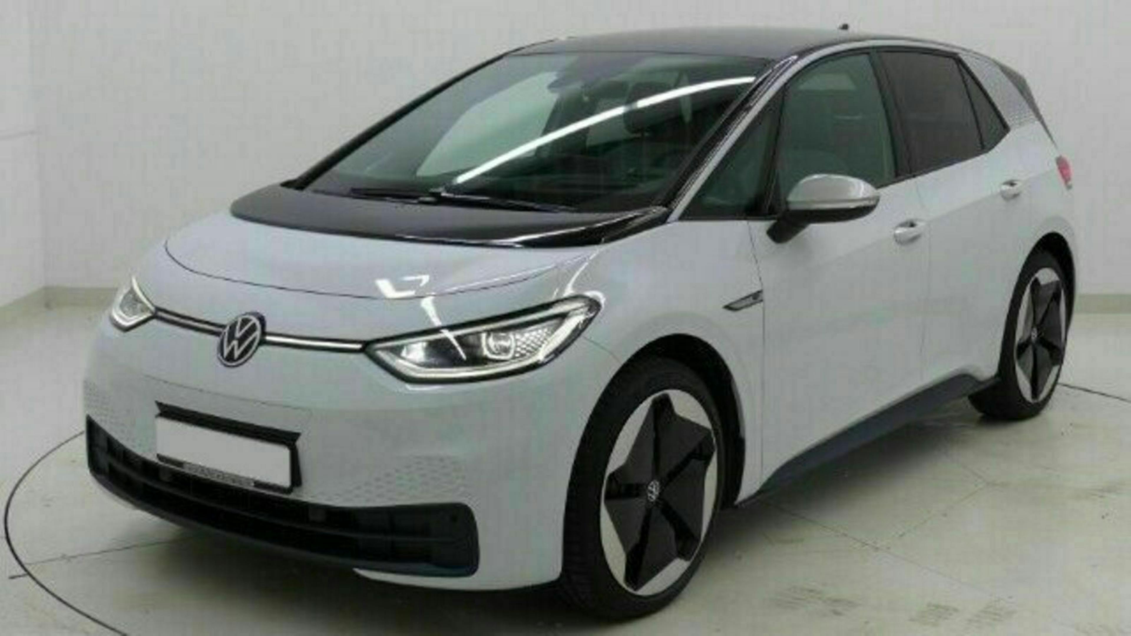 Ein weißer VW ID.3 steht vor einer weißen Wand