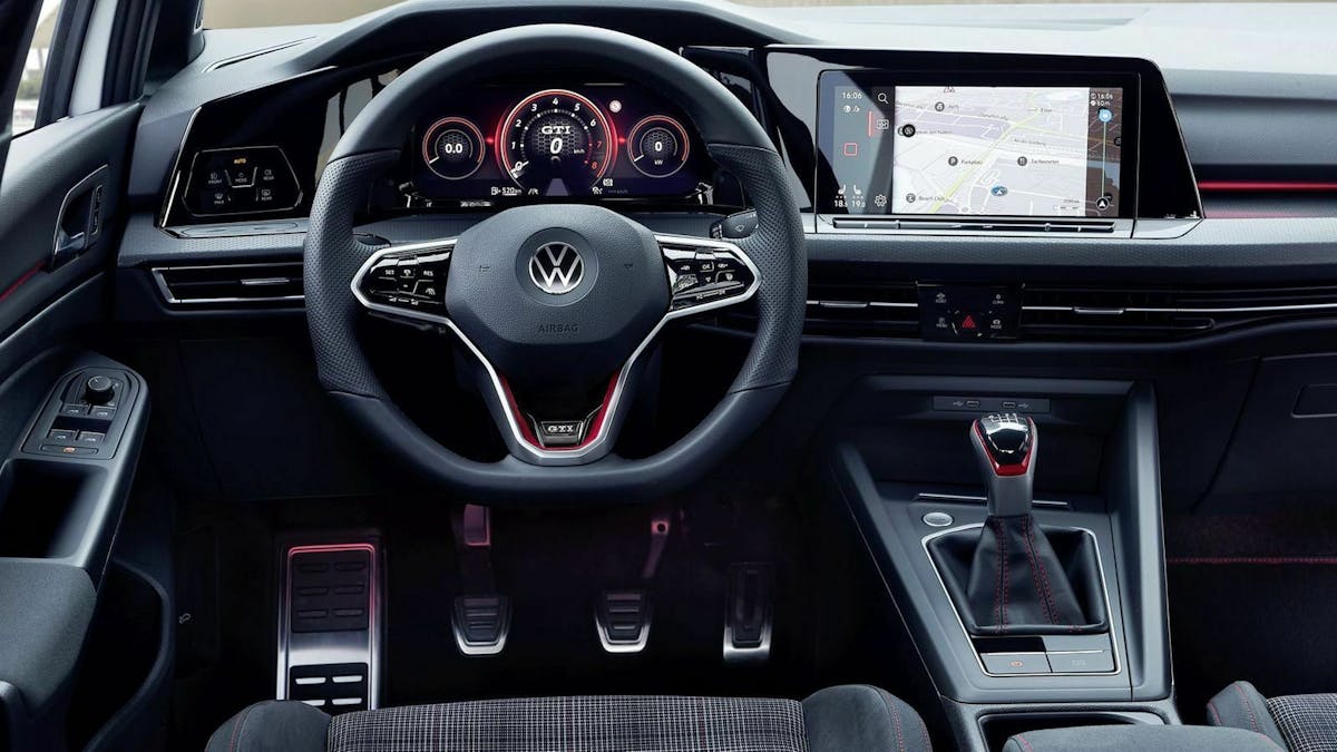 Zu sehen ist das Cockpit des VW Golf GTI