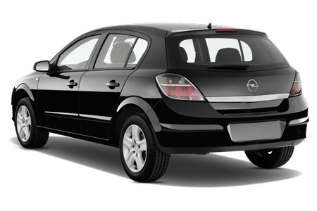 Schwarzer Opel-Kompaktwagen, Rückansicht. Fünf Türen, moderne Scheinwerfer, chromfarbige Leiste am Heck. Auto steht auf grauem Hintergrund.