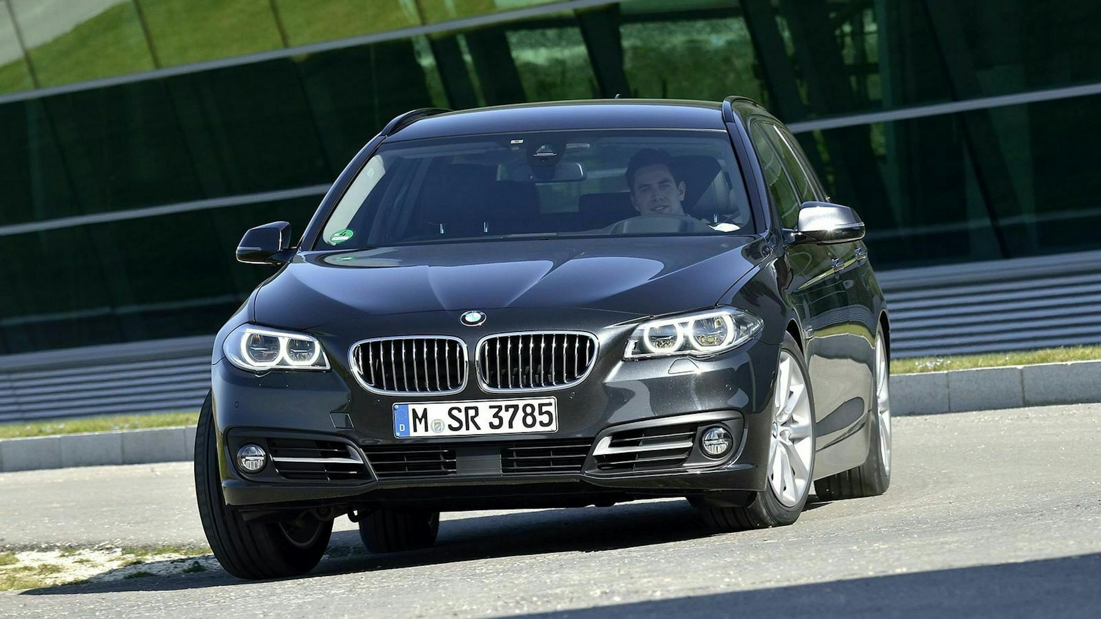 Zu sehen ist der BMW 530d Touring von vorn