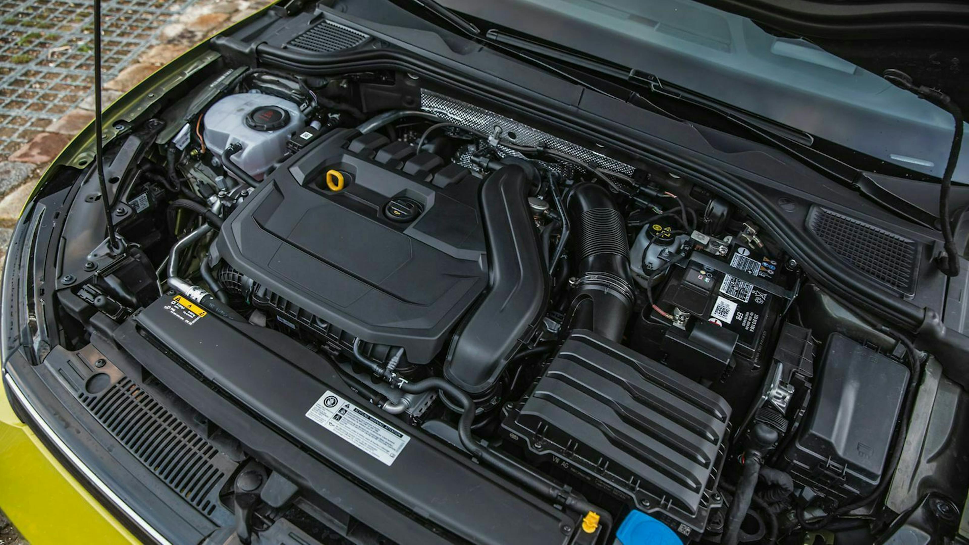 VW Golf 8 Blick unter die Motorhaube