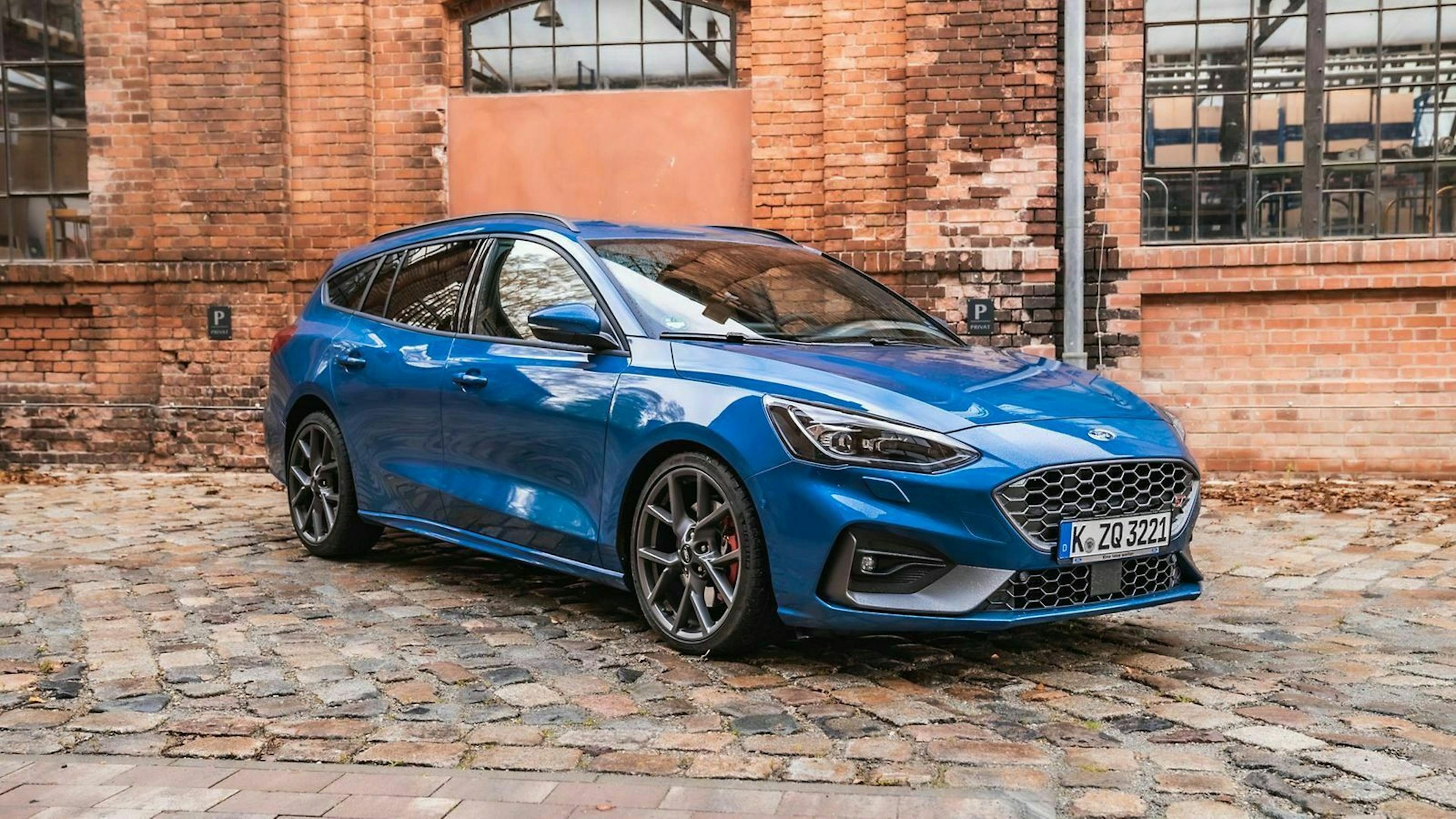 Ford Focus ST Turnier in der Ansicht von vorne-rechts, stehend
