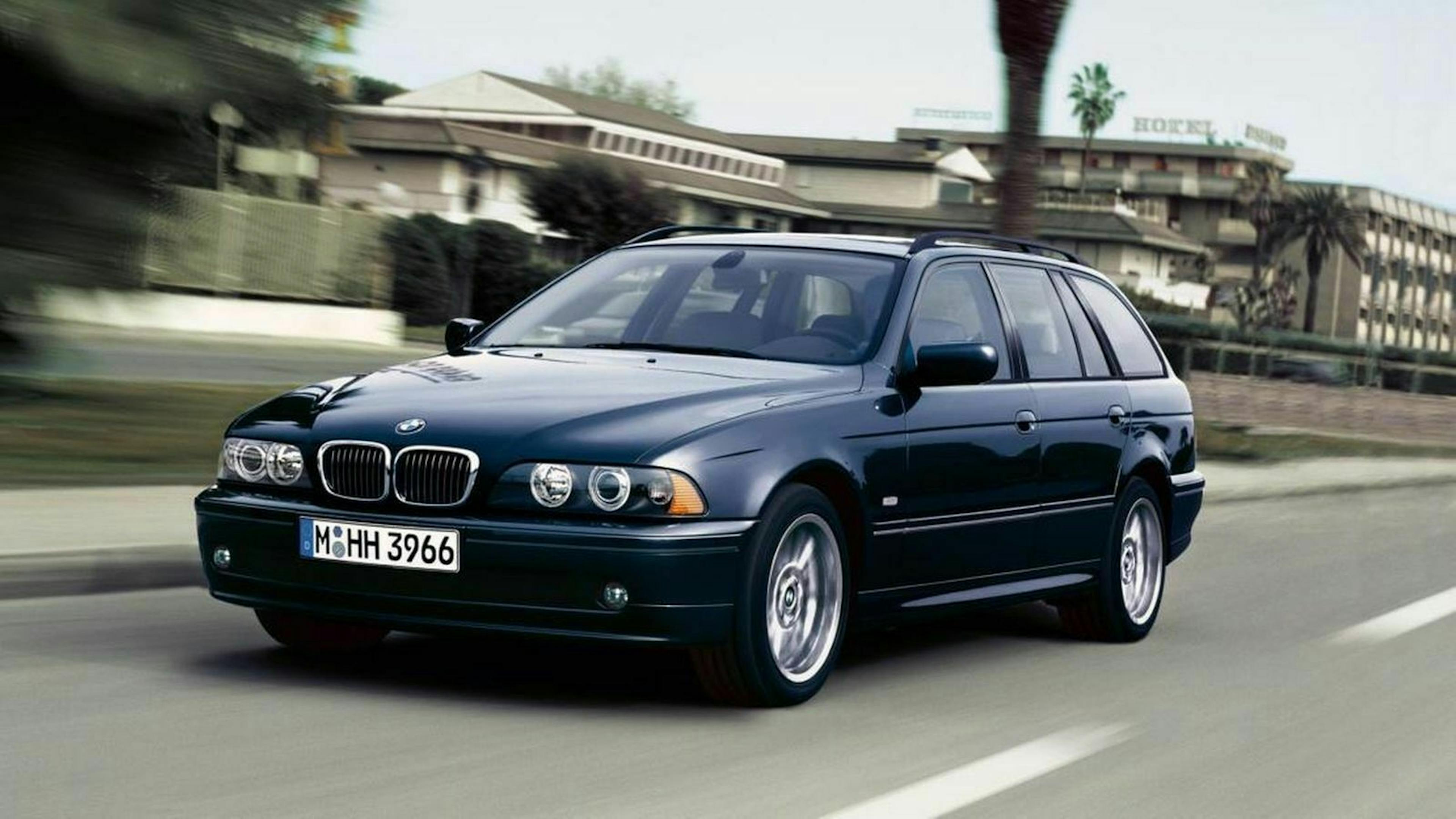Zu sehen ist der BMW 5er E39 als Kombi, fahrend