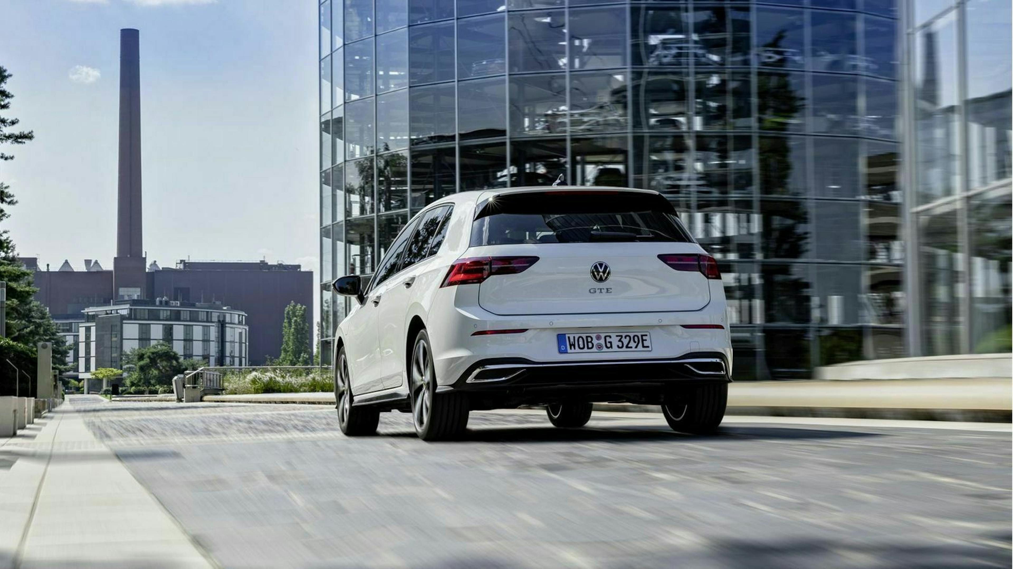 Golf 8 GTE in Heckansicht fahrend
