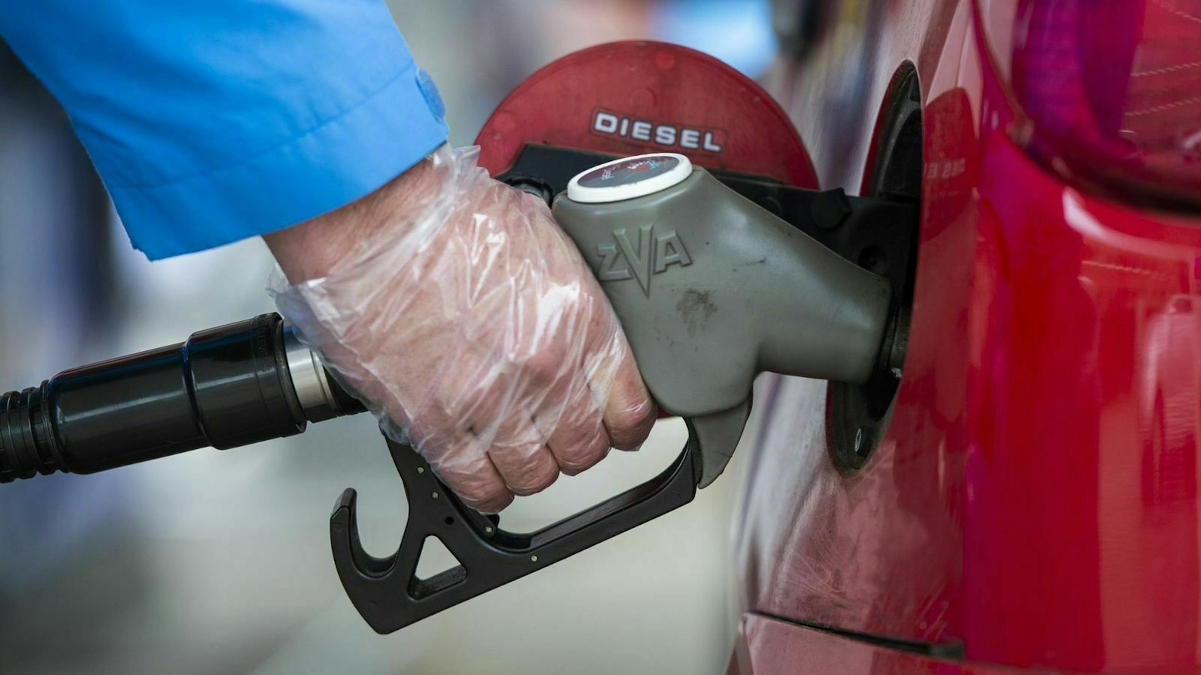 Jemand tankt ein Auto