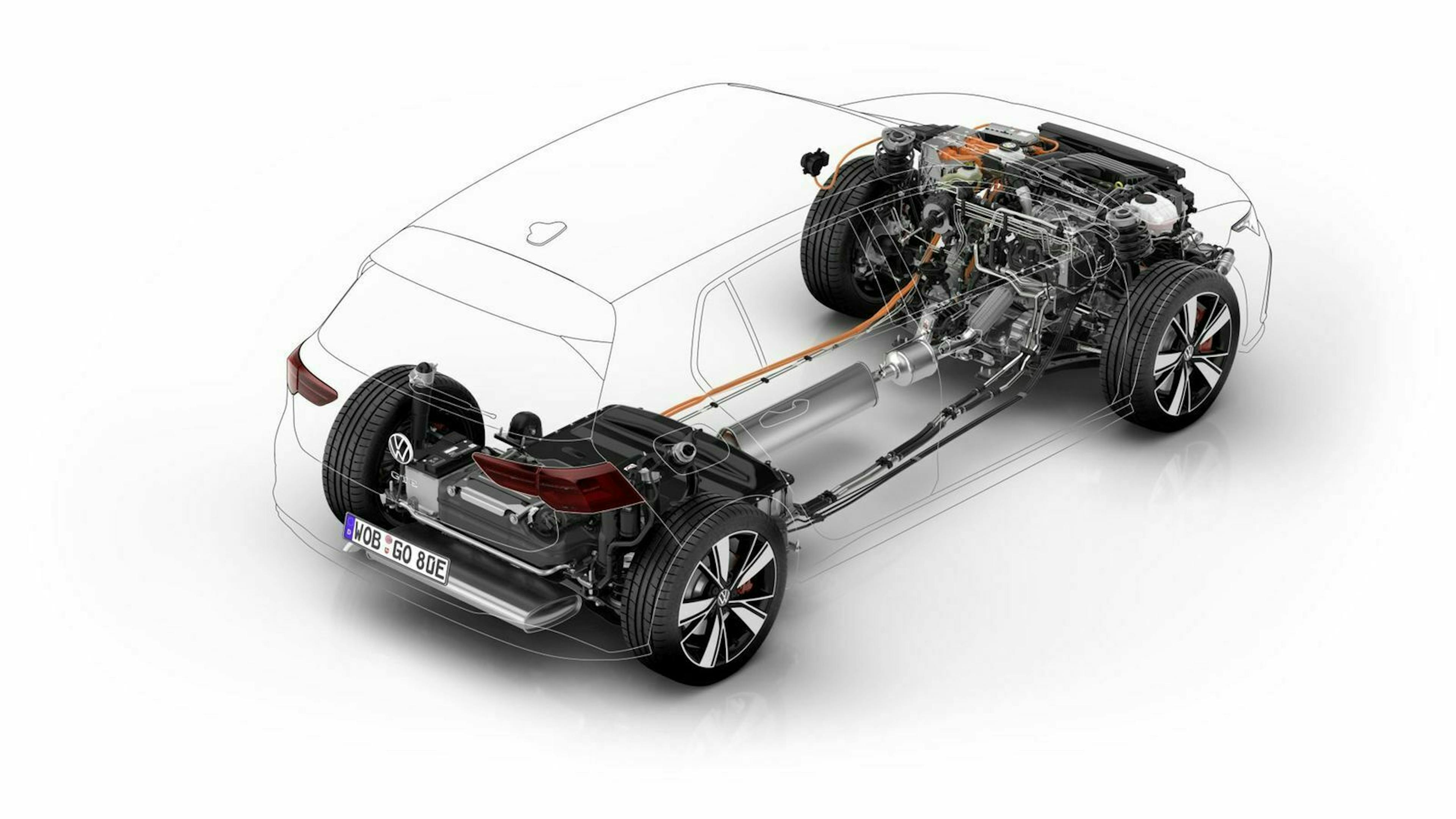 Der VW Golf 8 GTE mit Sicht auf die Unterbautechnik