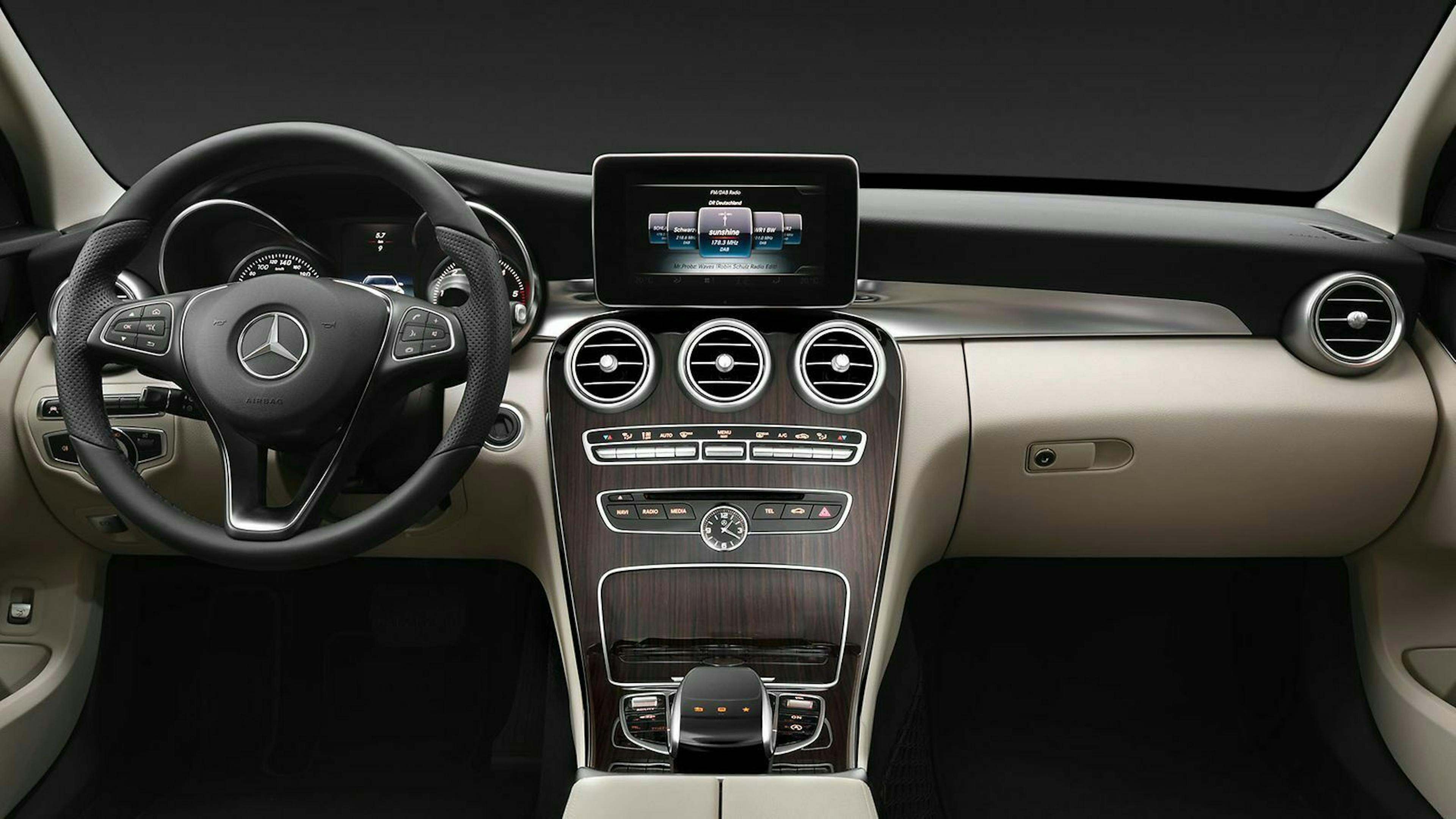 Bis zum Facelift kam die C-Klasse immer mit analogen Instrumenten und etwas klobigem Infotainment-Bildschirm