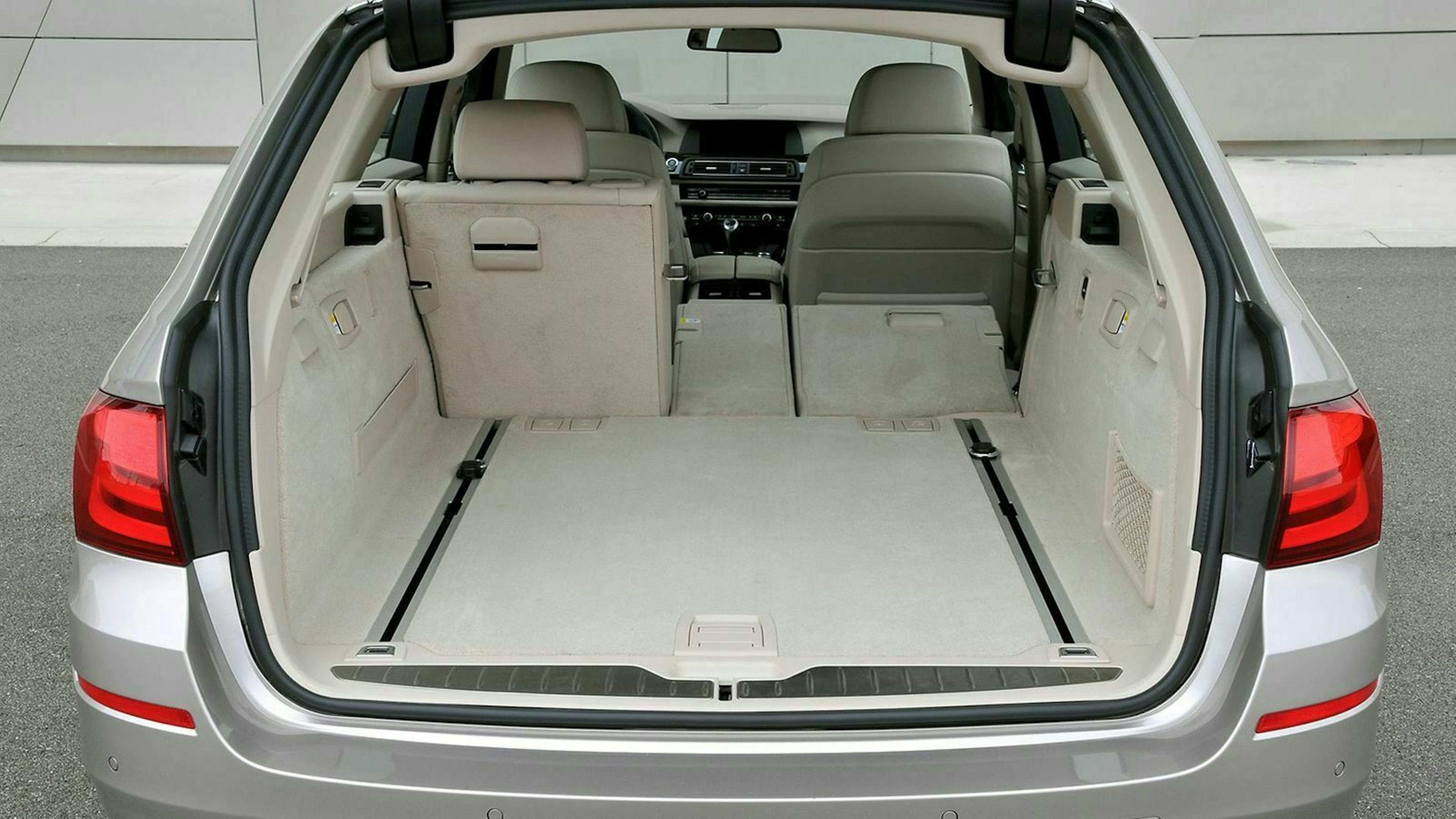 BMW 530d mit geöffneter Kofferraumklappe