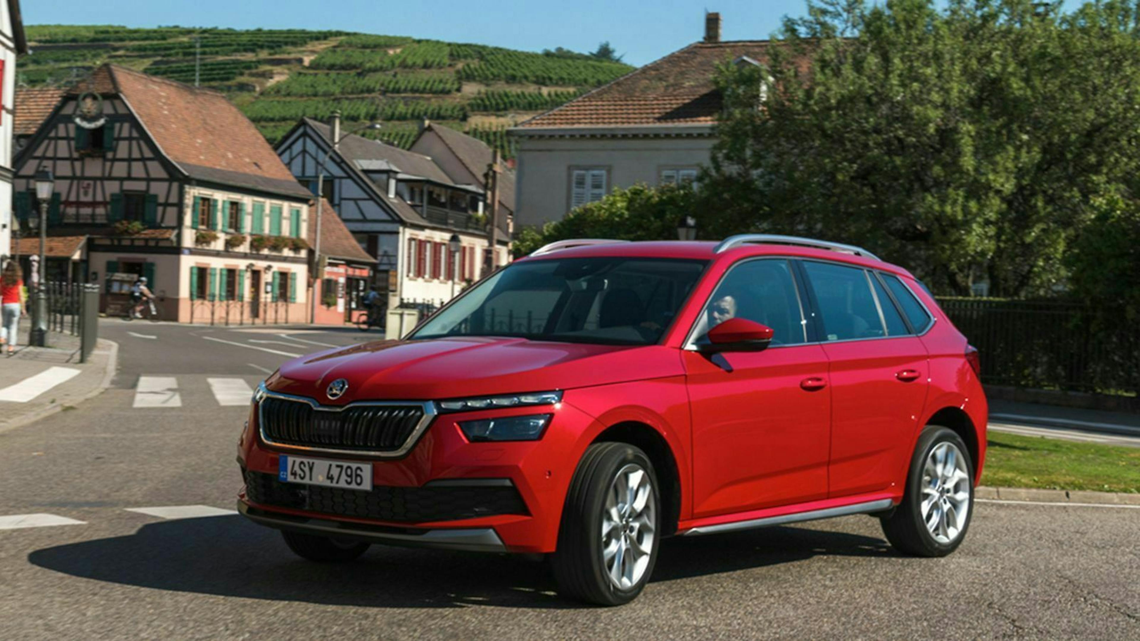 Ein roter Skoda Kamiq in der dreiviertel Frontansicht