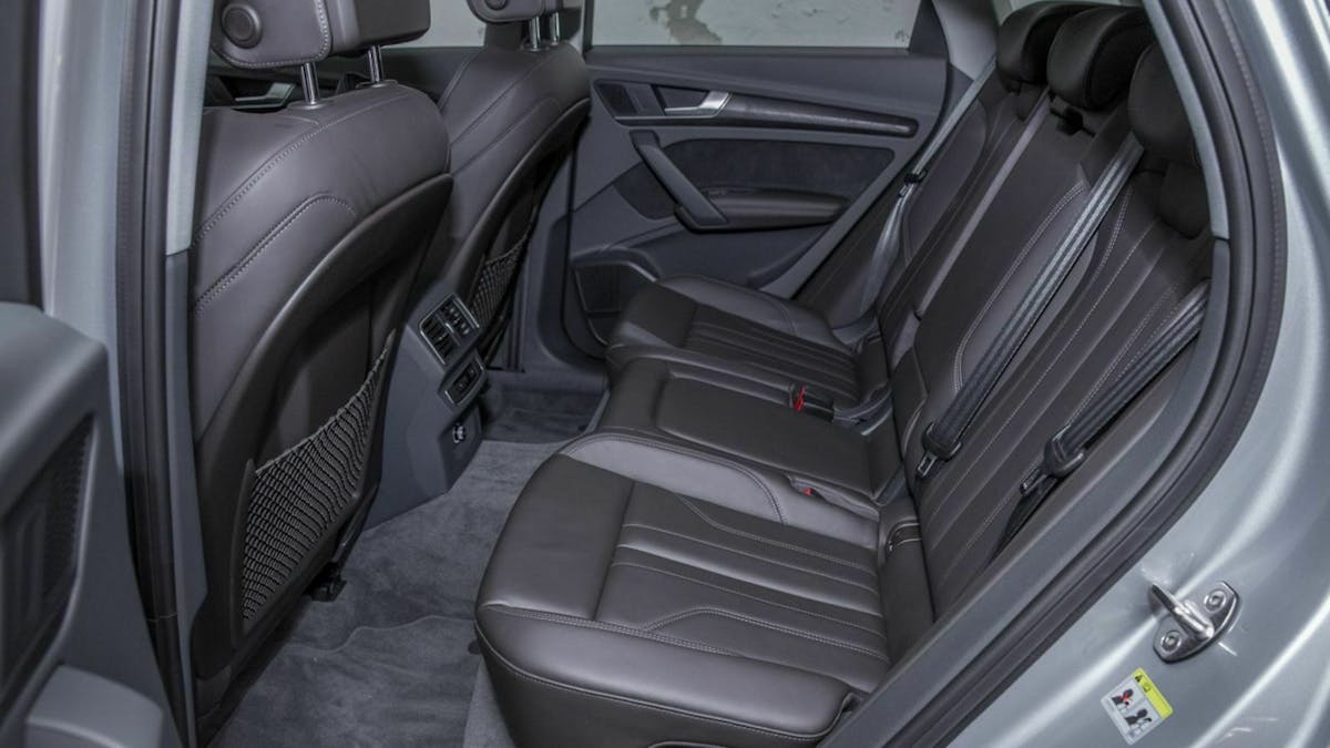 Audi Q5 Fond: Auf der Rücksitzbank sitzt man gut, auch längere Beine lassen sich ohne Druckstellen verstauen