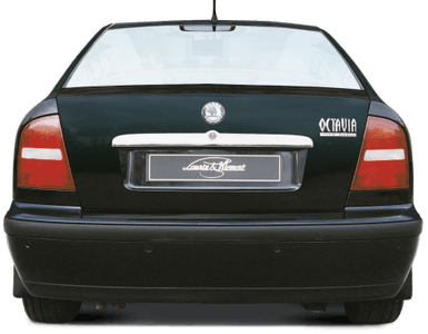 Rückansicht eines schwarzen Skoda Octavia mit Emblem und Schriftzug auf dem Heck. Fahrzeug auf hellem Hintergrund abgebildet.