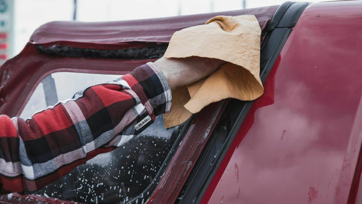 Schmutz von der Straße solltest Du möglichst schnell mit einem feuchten Tuch oder Schwamm entfernen.