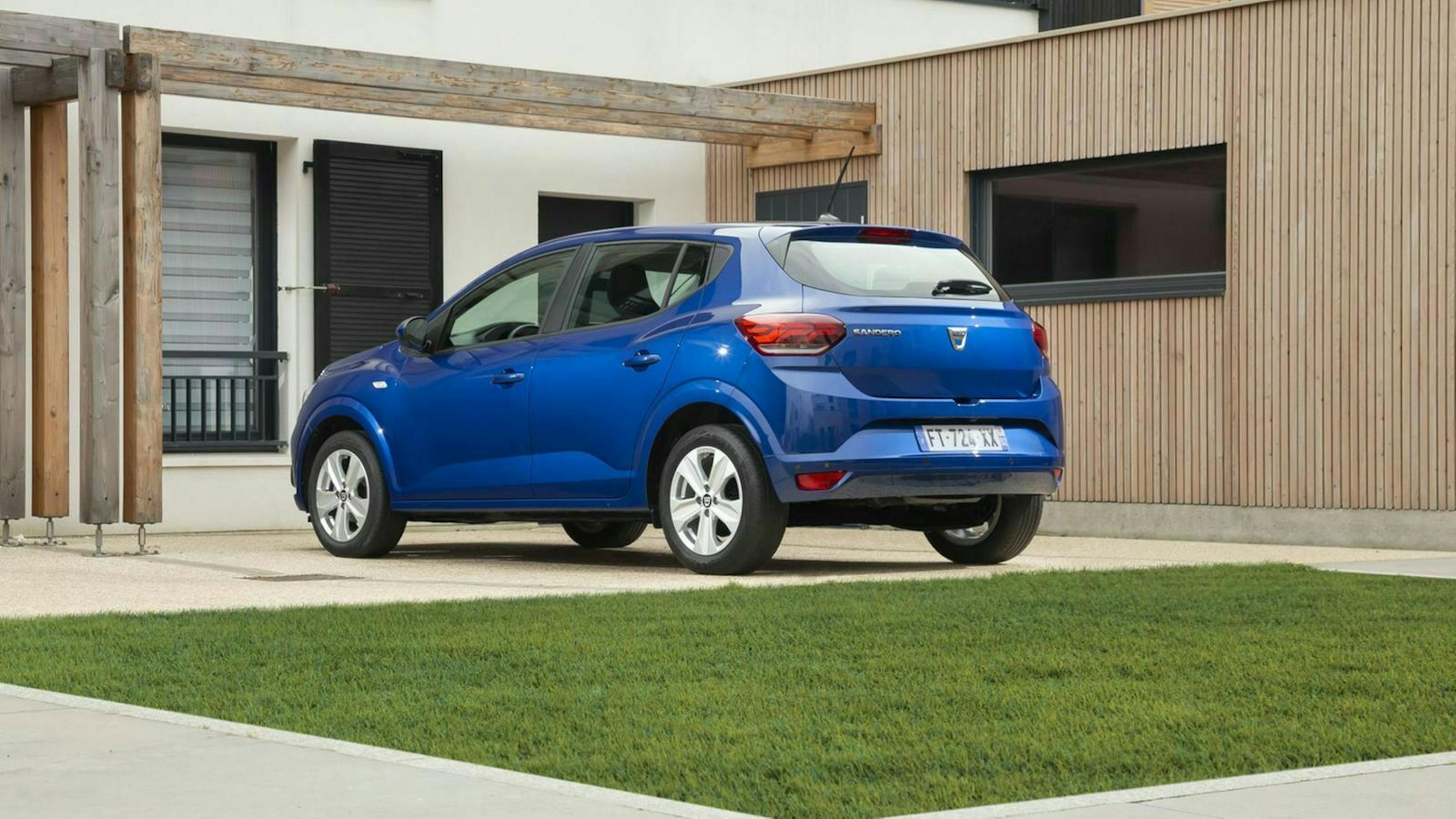 Zu sehen ist der Dacia Sandero 2021 von hinten