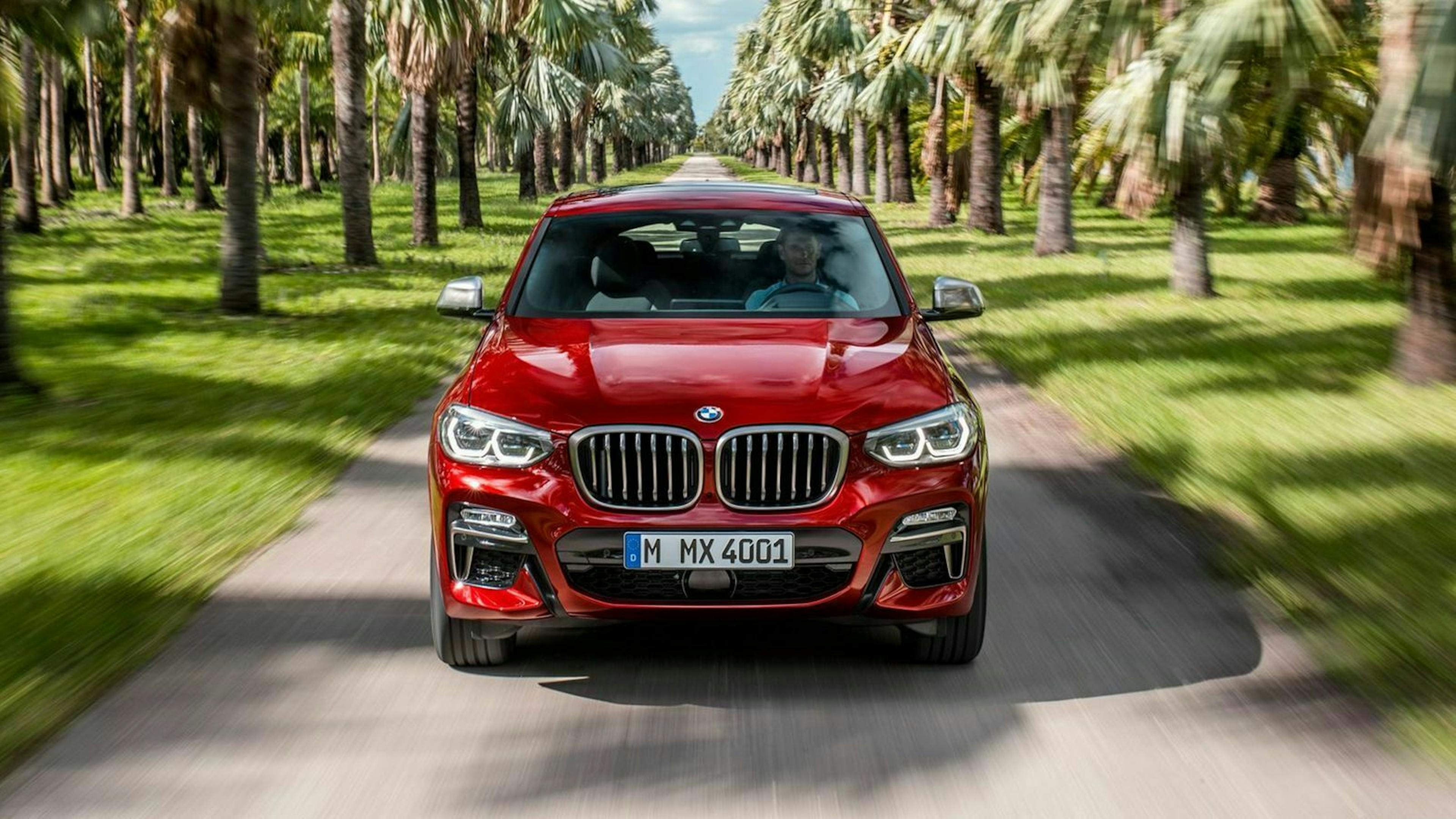 Zu sehen ist die Front des BMW X4