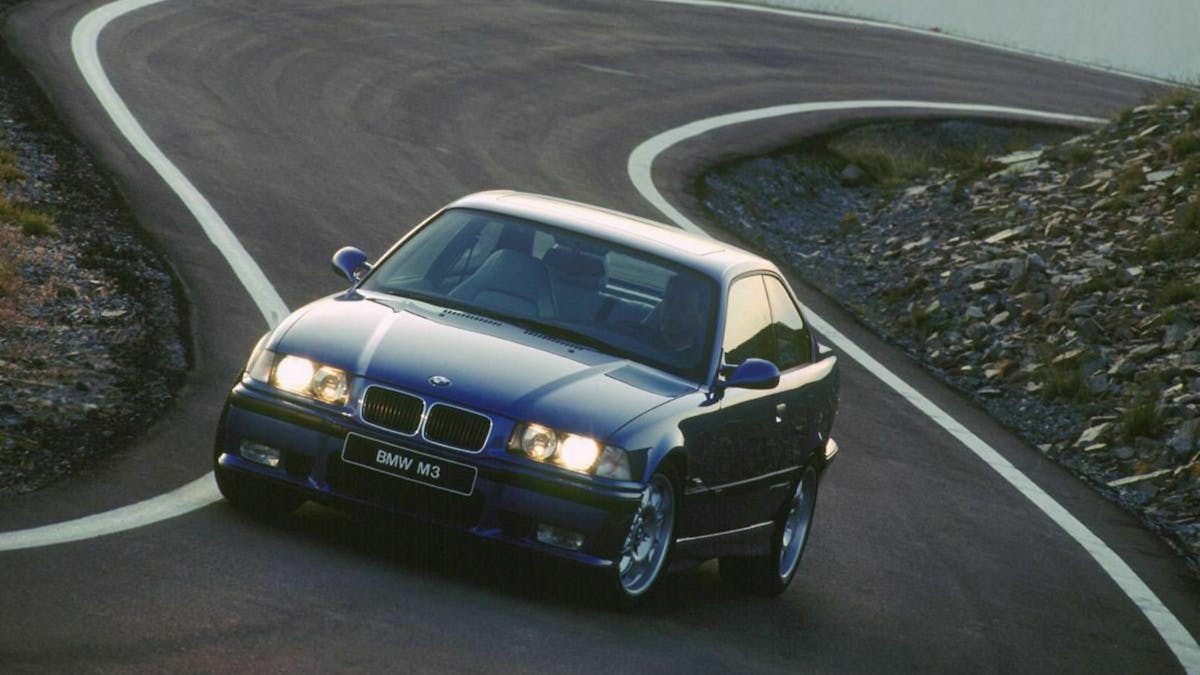 Zu sehen ist der BMW M3 E36 als Coupé, fahrend