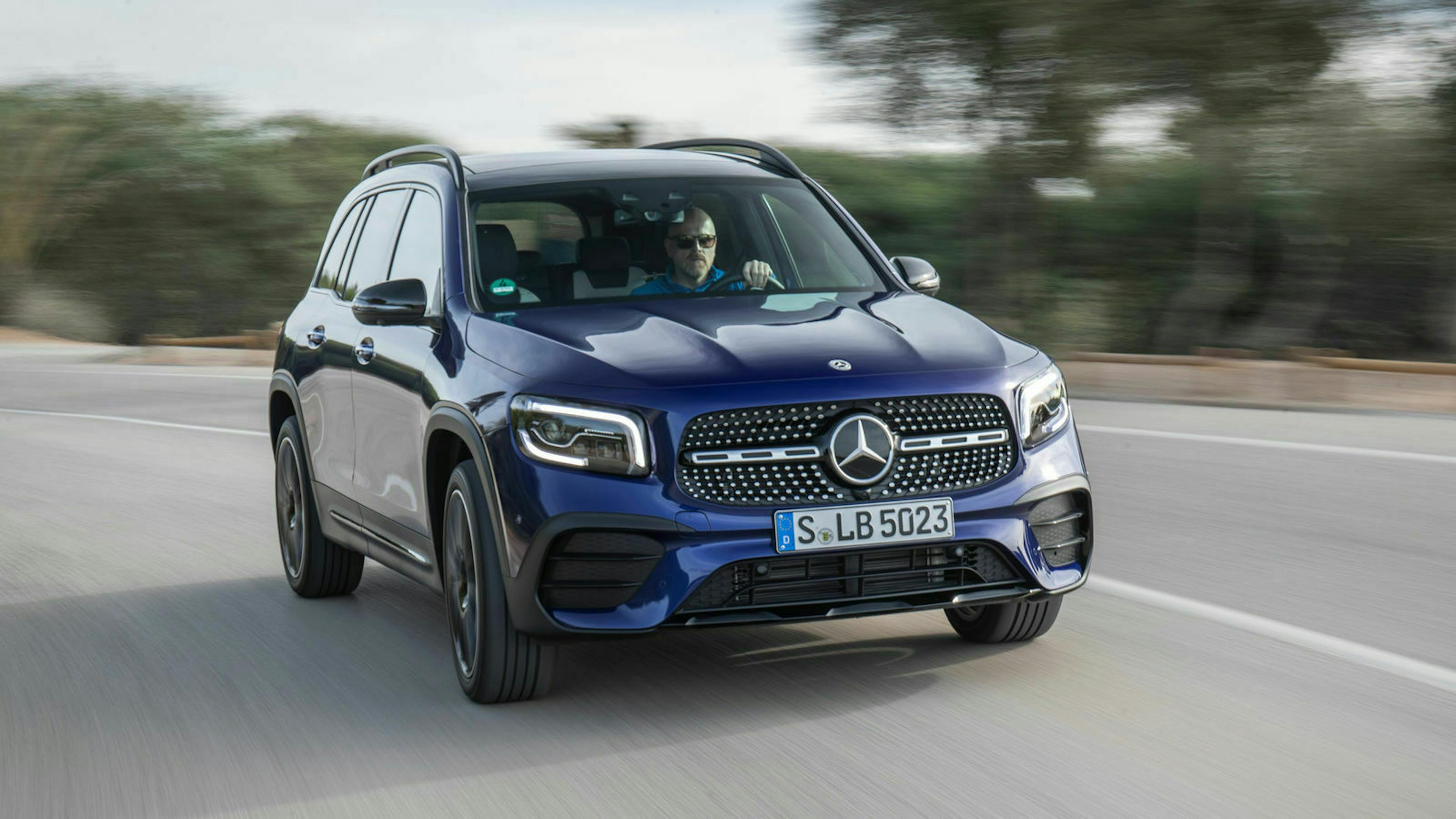 Zu sehen ist der Mercedes GLB , fahrend