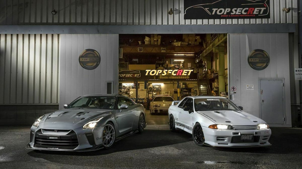 Zu sehen ist der Nissan GT-R (links) und der Nissan Skyline (rechts), stehend