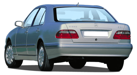Silberner Mercedes-Benz E220 CDI von hinten, geparkt auf transparentem Hintergrund. Fahrzeug in Seitensicht, mit klar sichtbaren Rücklichtern.
