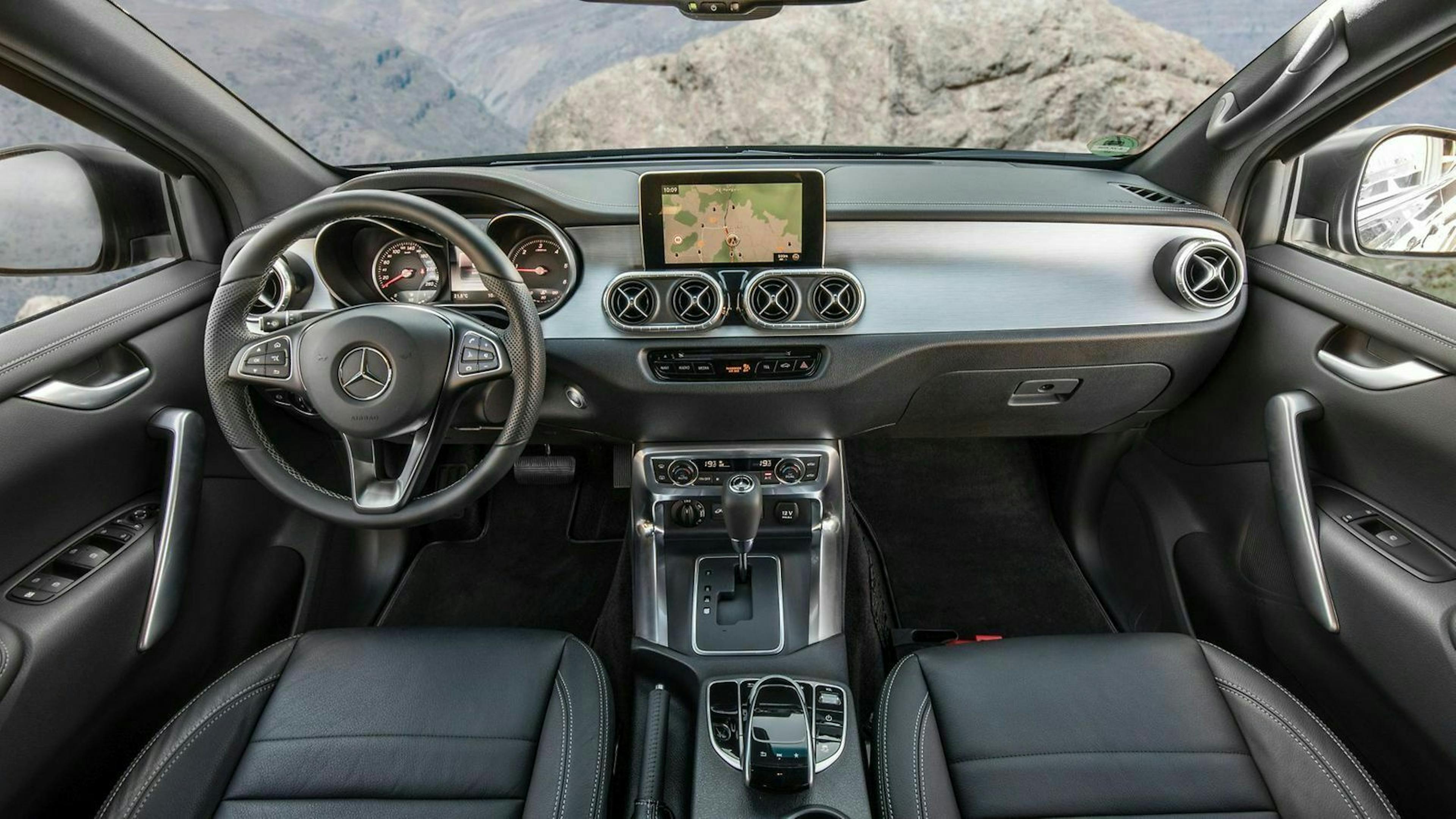 Zu sehen ist das Cockpit der Mercedes X-Klasse