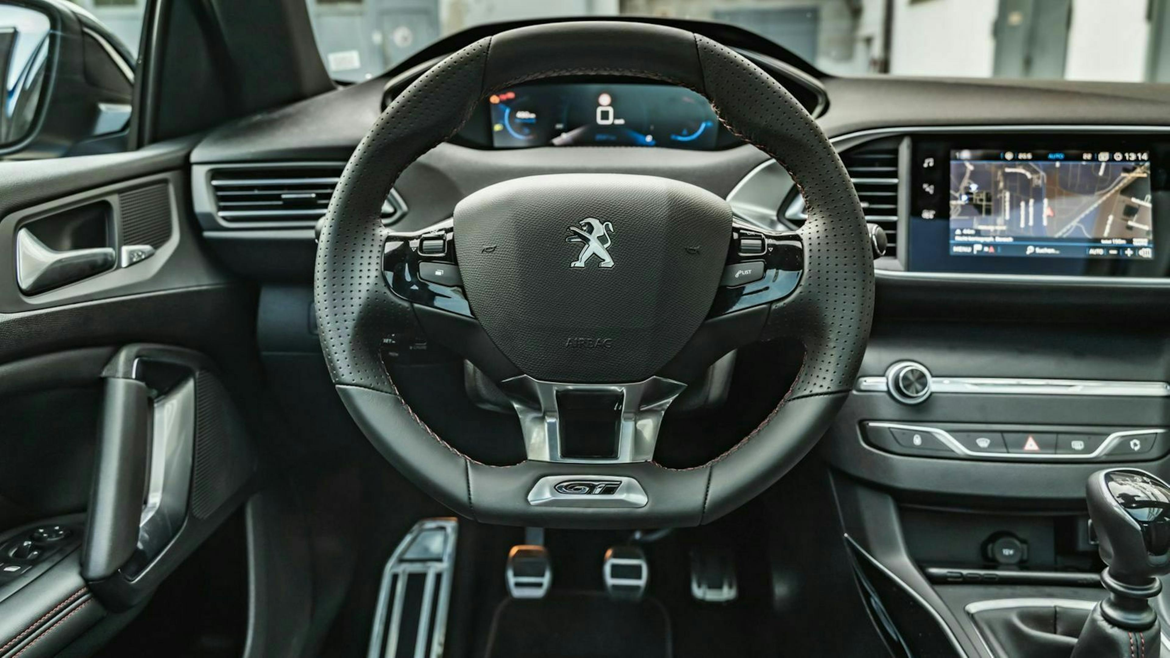 Sicht auf das Lenkrad sowie das Display im Peugeot 308
