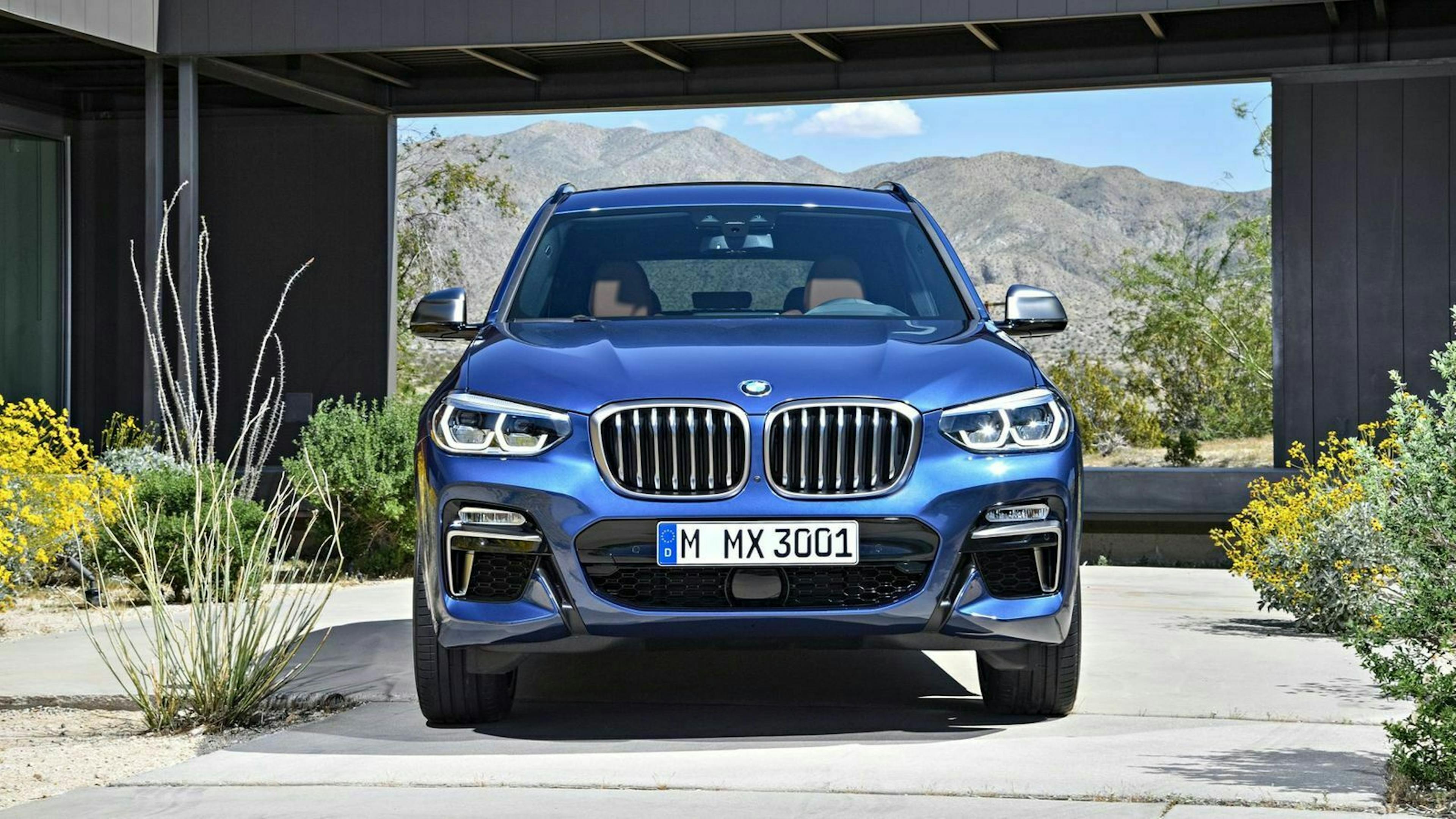 Zu sehen ist die Front des BMW X3