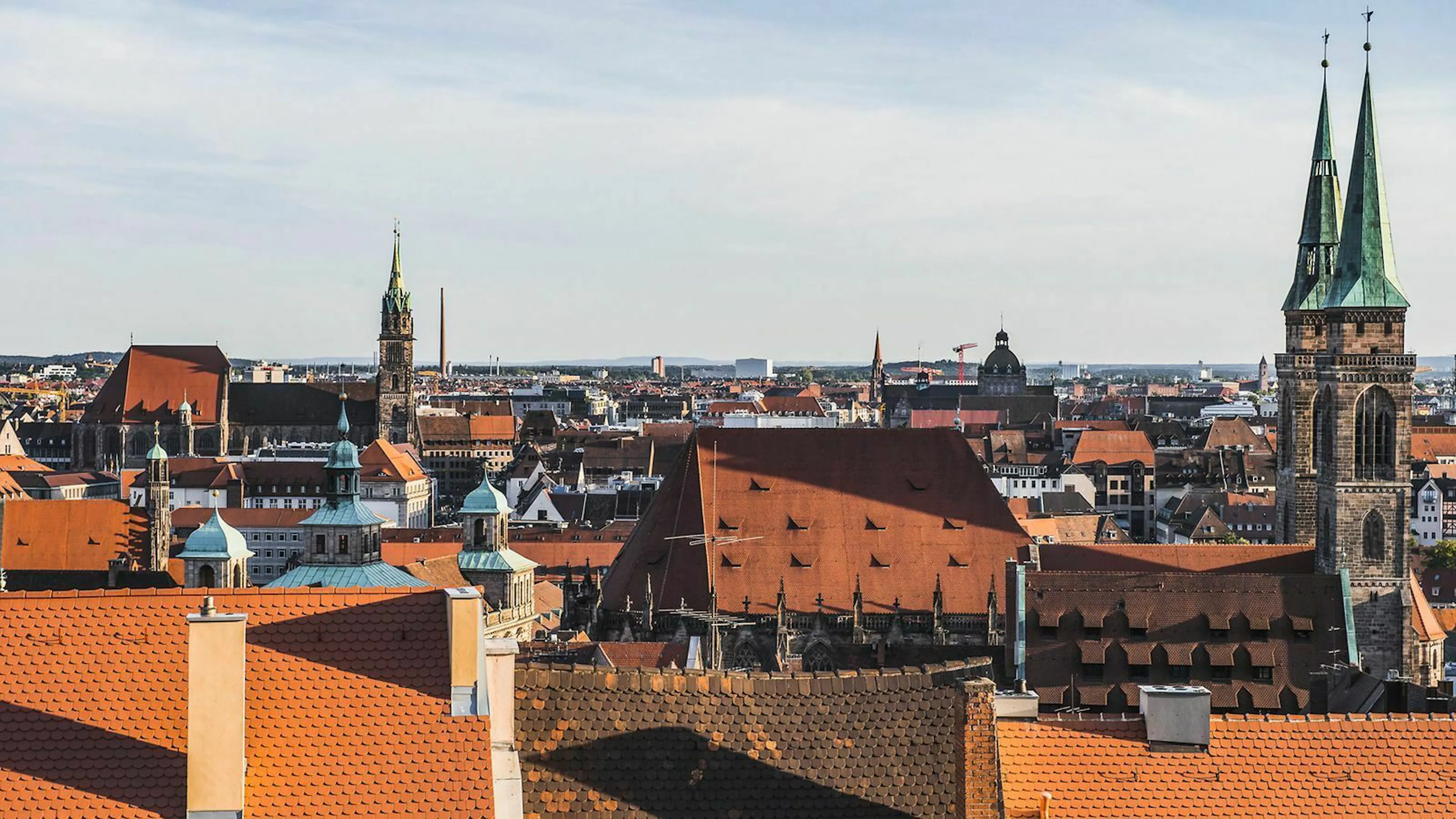 Das knapp zwanzig Kilometer entfernte Nürnberg ist mit seiner mittelalterlichen Altstadt einen Besuch wert.