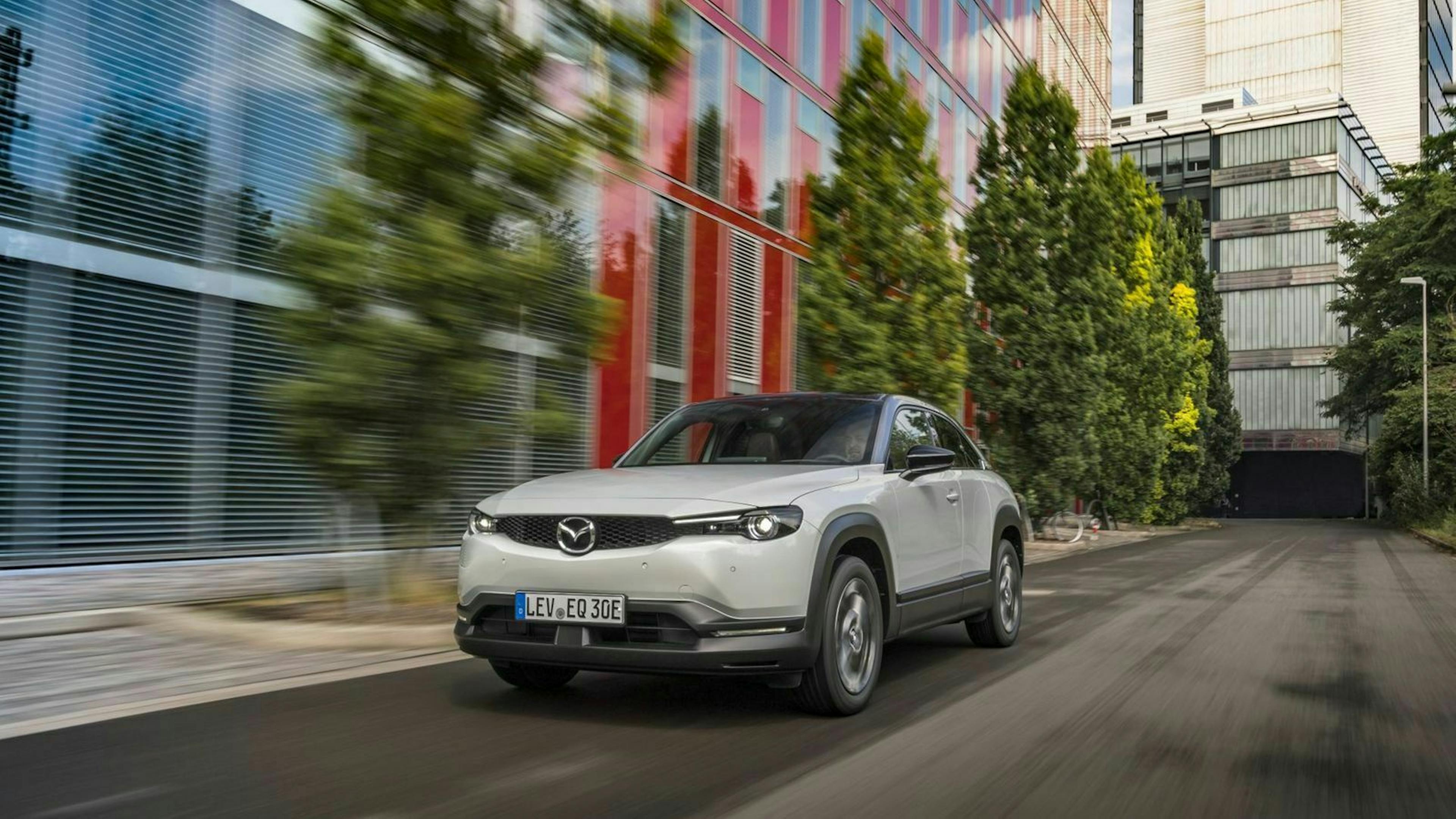 Mazda-MX-30 Dreiveirtel-Frontansicht dynamisch