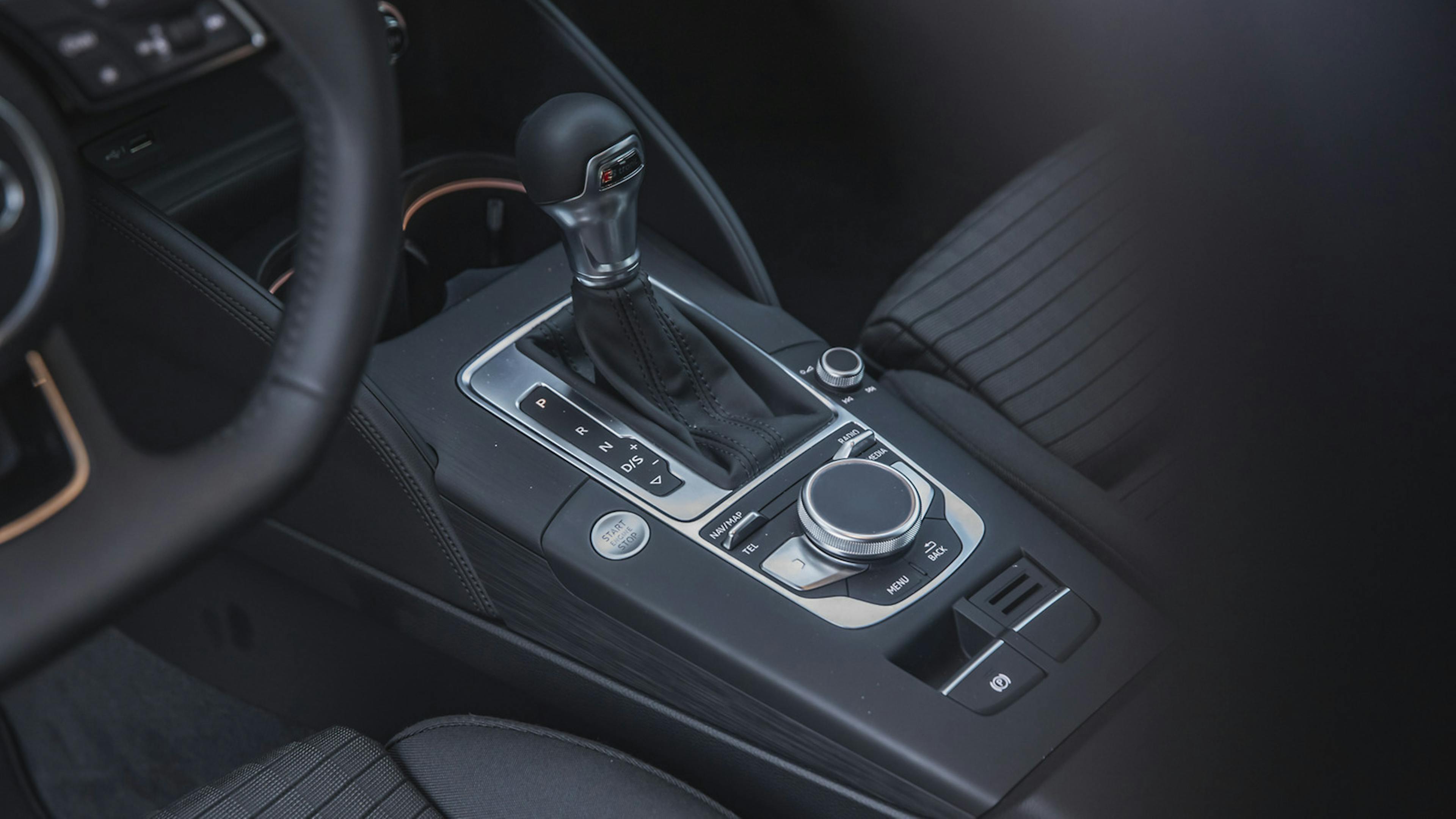 Blick auf den Schalthebel im Audi A3 35 TFSI