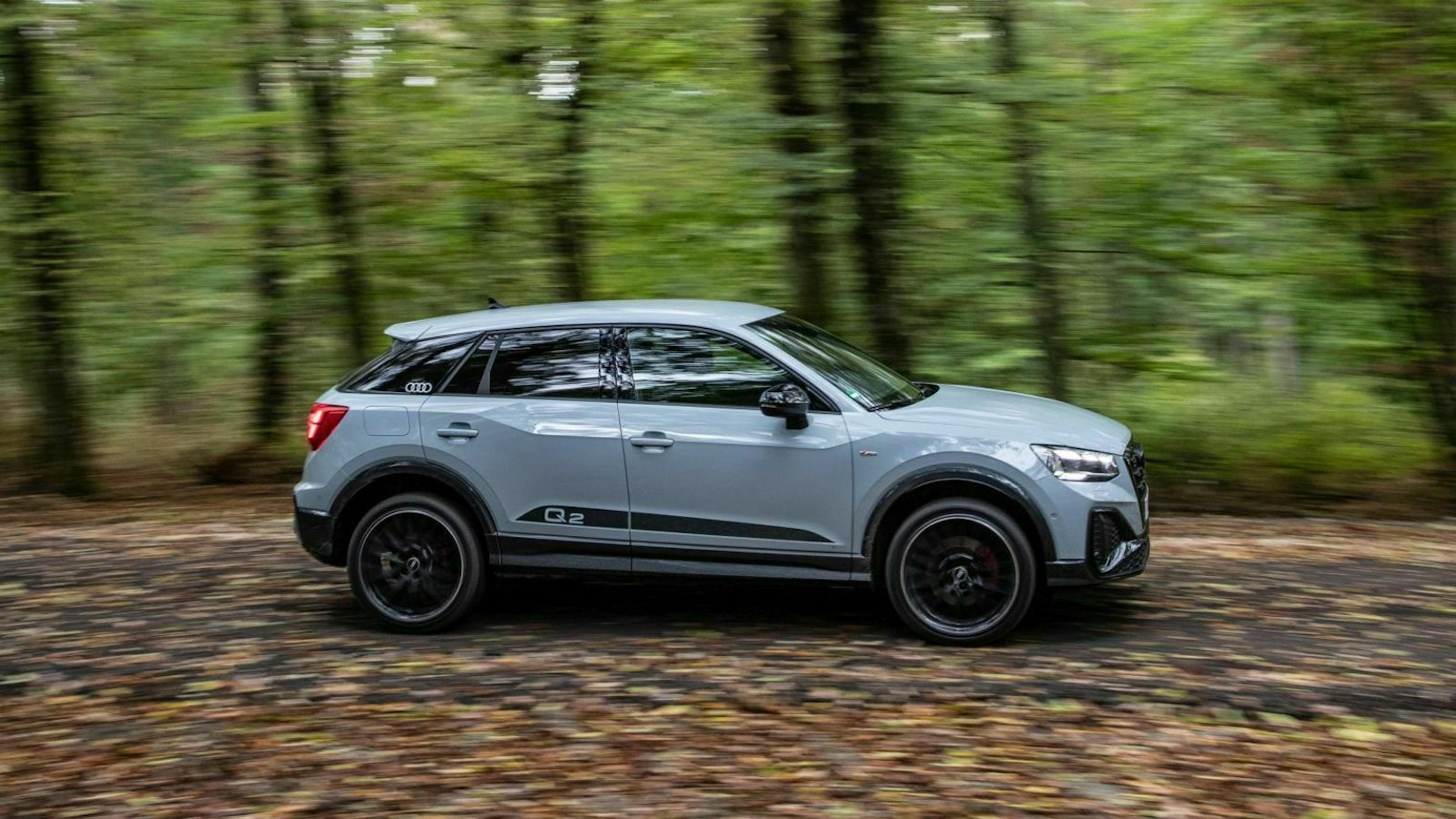 Zu sehen ist der geliftete Audi Q2 in seitlicher Position, fahrend