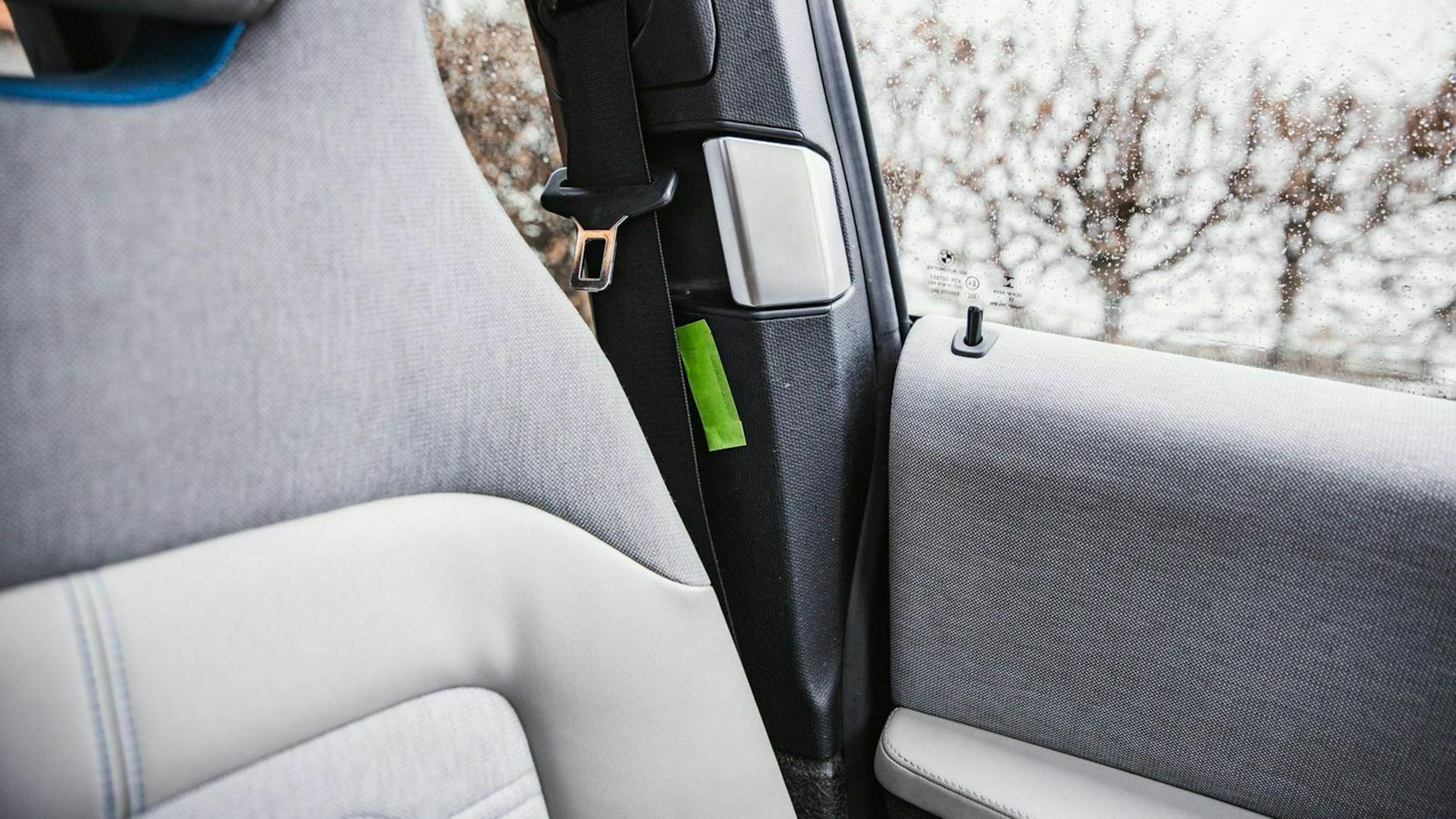 Vordersitz mit Sicht auf Klebestreifen