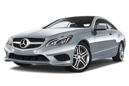 Silberner Mercedes-Benz Coupé, Seitenansicht. Elegantes, modernes Design mit markantem Kühlergrill und stilvollen Felgen.