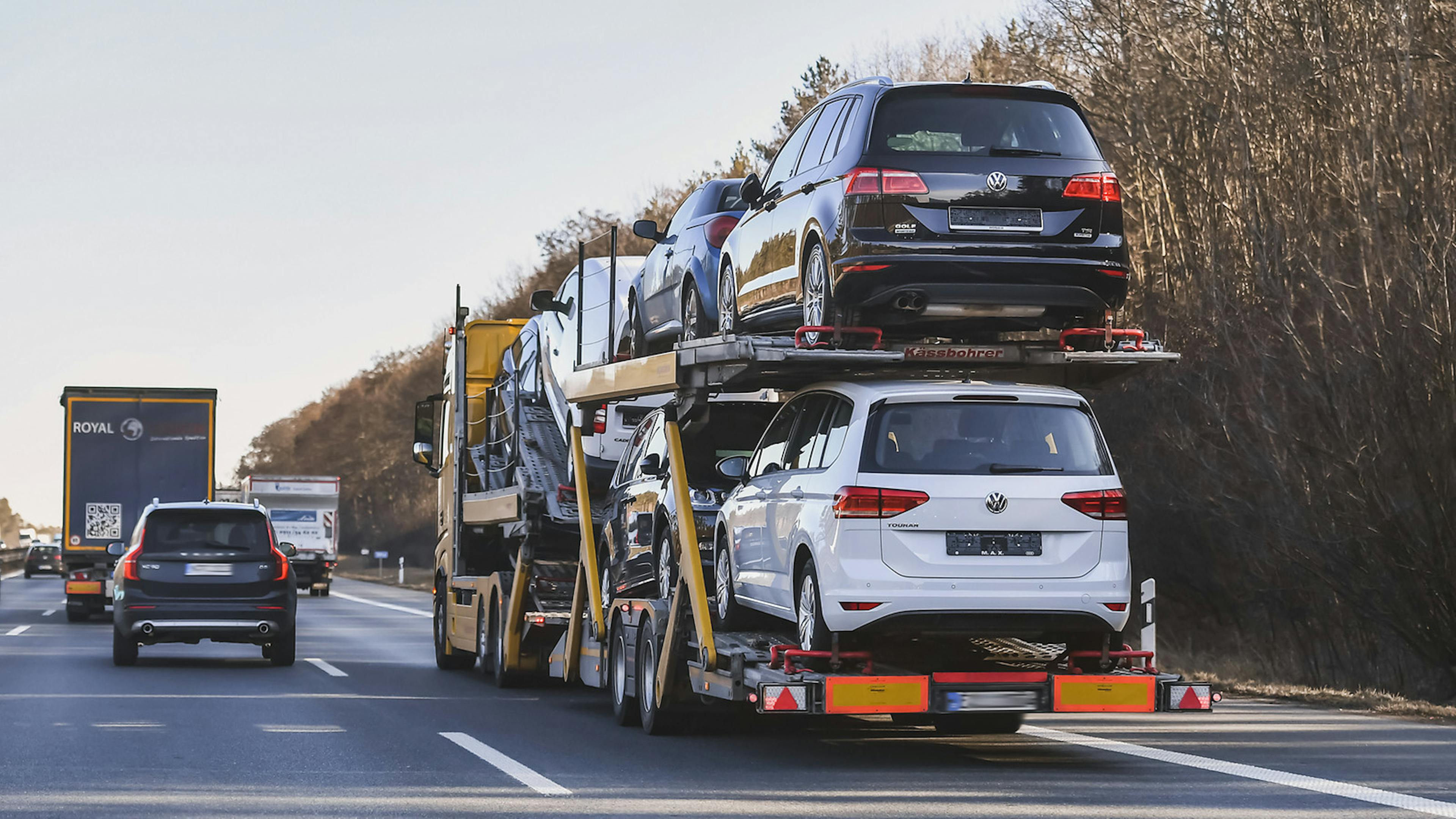 Das Auto wird also entweder von einem professionellen Fahrer gefahren oder es wird auf einem Lkw transportiert.