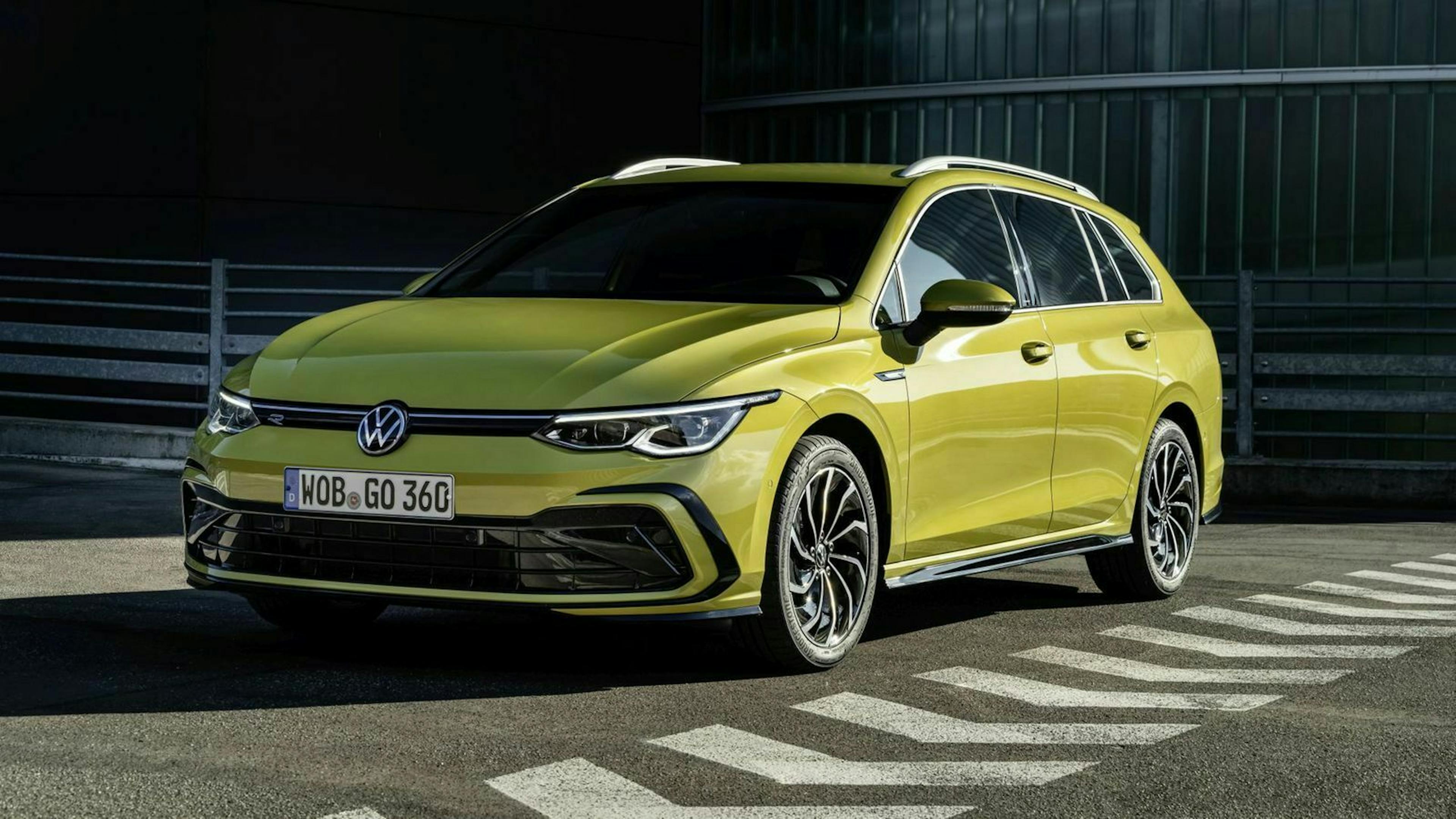 Zu sehen ist der VW Golf 8 Variant von vorne, stehend