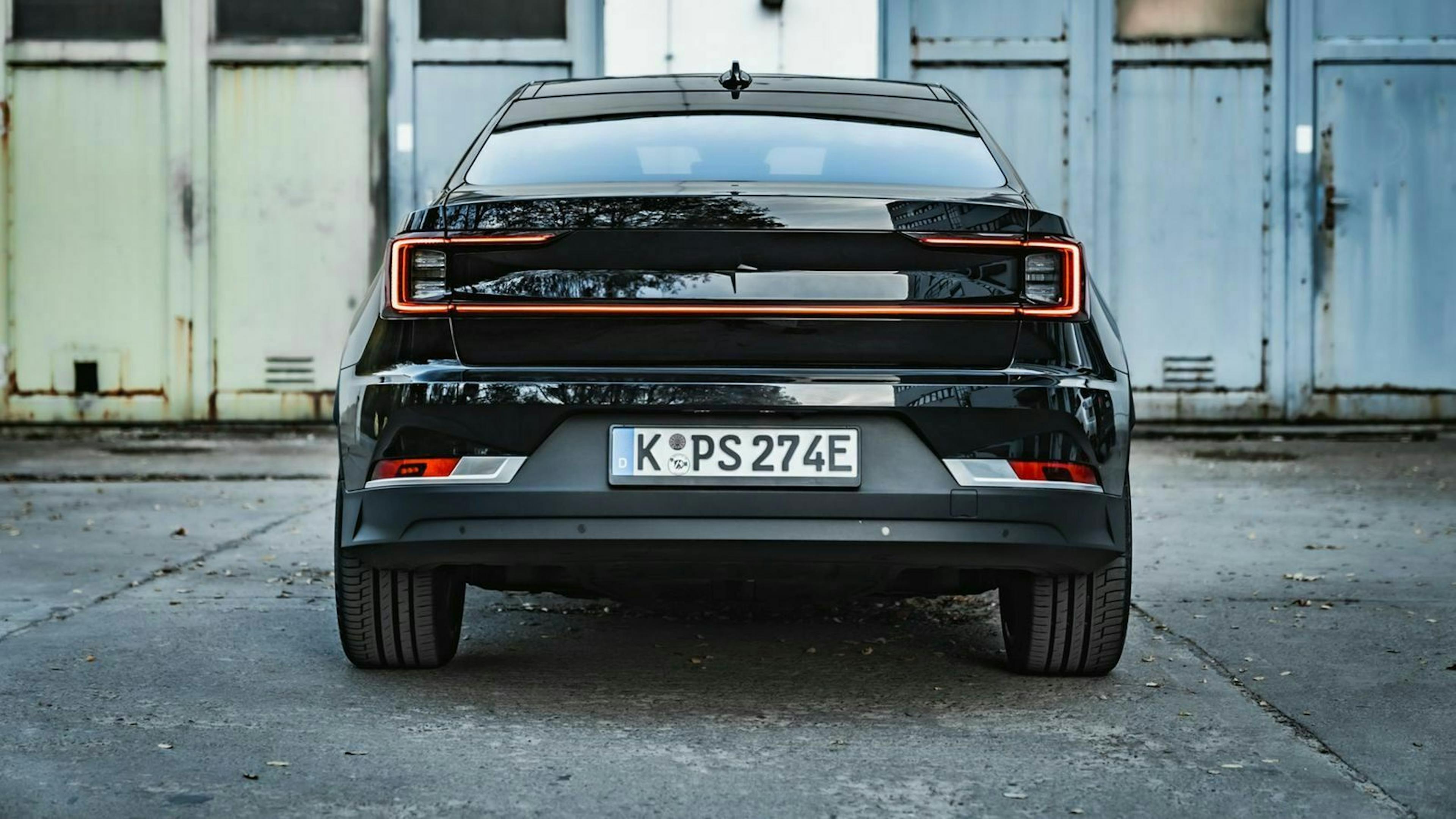 Der Polestar 2 in Heckansicht