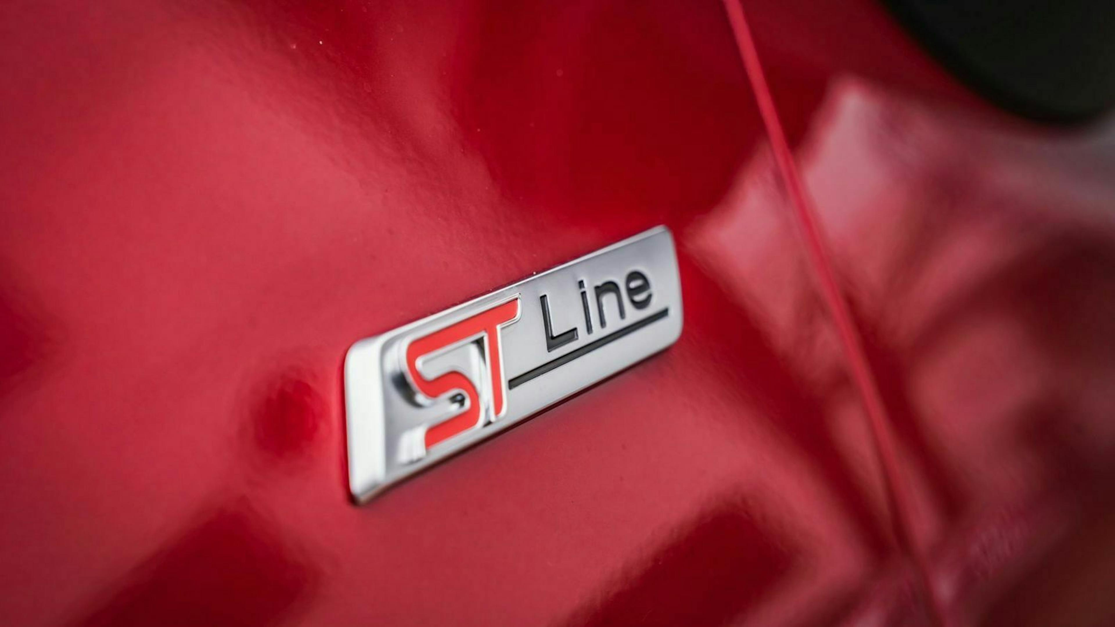 Zu sehen ist das ST-Line Emblem des Ford Puma